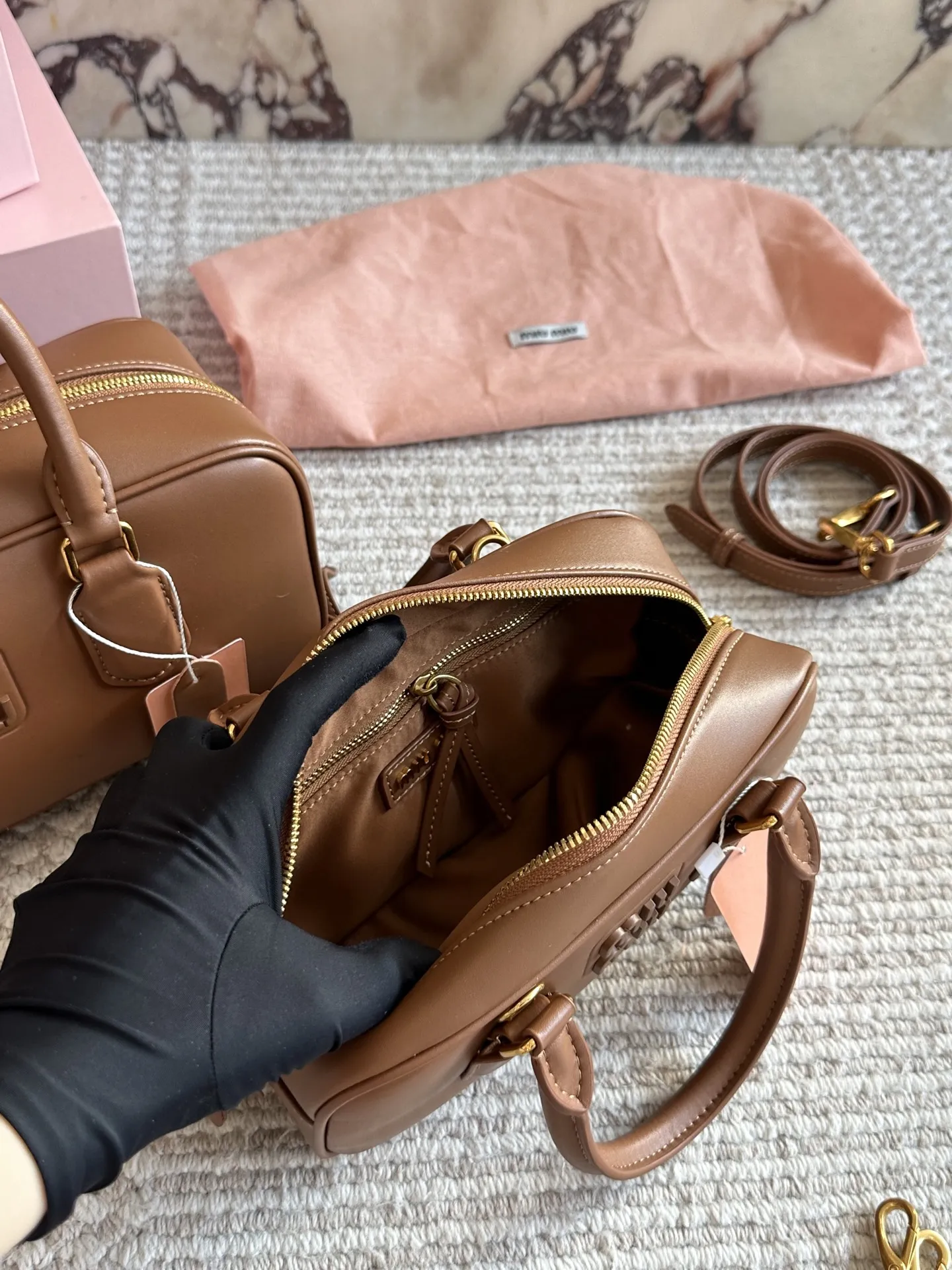 💰190、💰180 配盒 size:22*11cm 27*13cm miumiu保龄球/公文包/ 包包甜度刚好! 很难不爱啊啊! 可手拎也可斜挎 绝对不是小废包哦!容量足足的~~ 出场就是miumiu小公主!