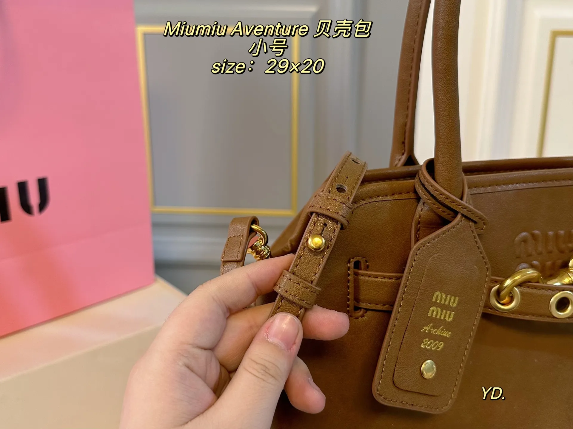 P230小号(无盒) size:29×20小号 MiuMiu缪缪新款Aventure24贝壳包 💕 皮质有种做旧年代感 复古感满满 自重轻,设计感强,洋气时髦 超大空间,又高级又能装‼️