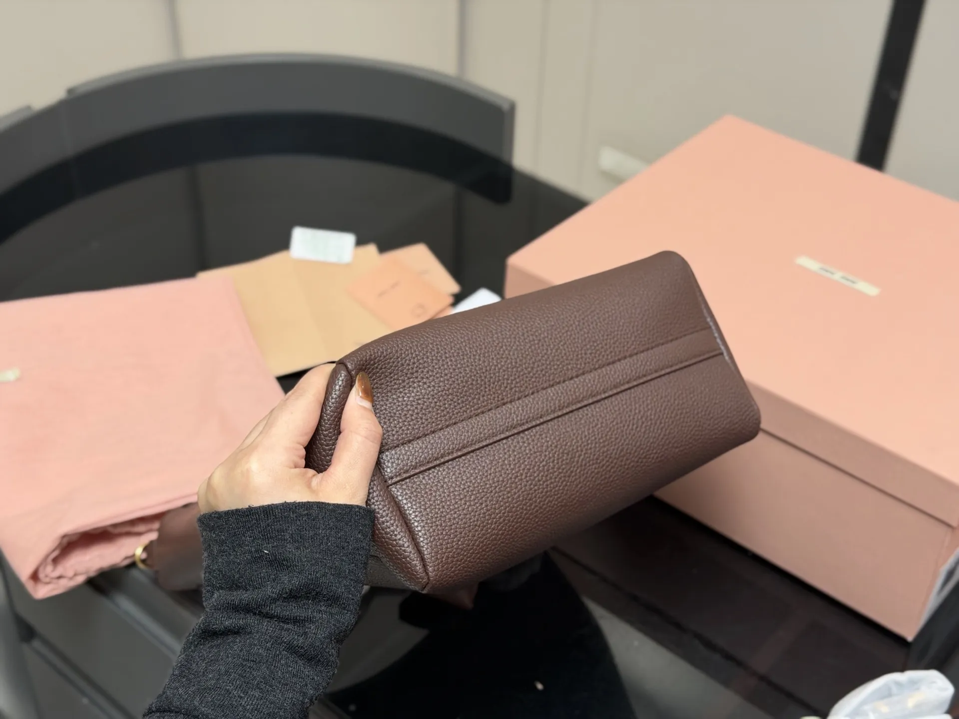 ¥210 ¥230 配盒 size:16.23cm 23.30cm miumiu新款斜挎机车包! 首发! 福音种草了哦 超级松弛感的一款包包肩带长度可以调节哦!