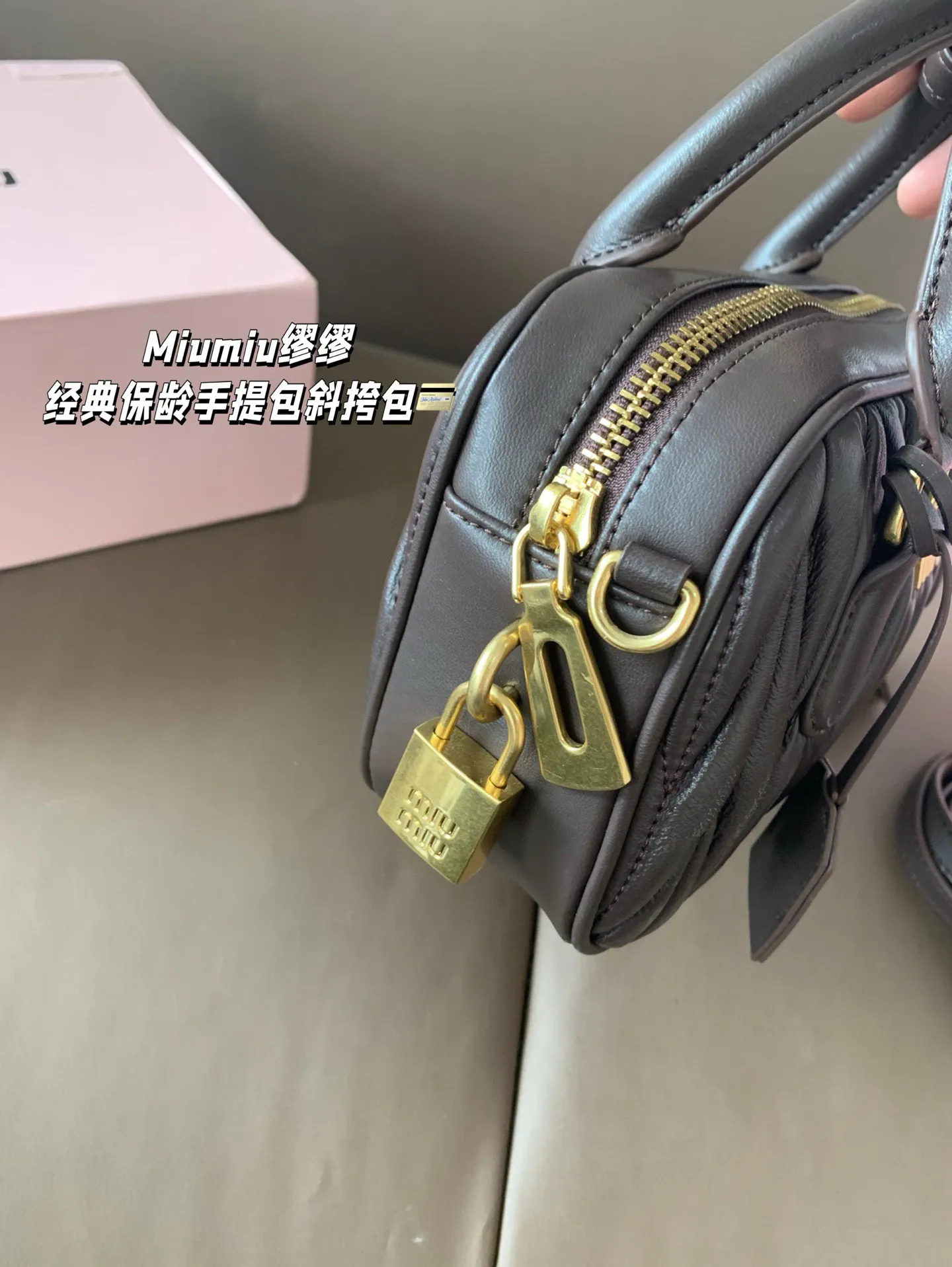 P240 Miumiu缪缪 经典保龄球褶皱手提包斜挎包 尺寸21*14 礼盒包装🎁