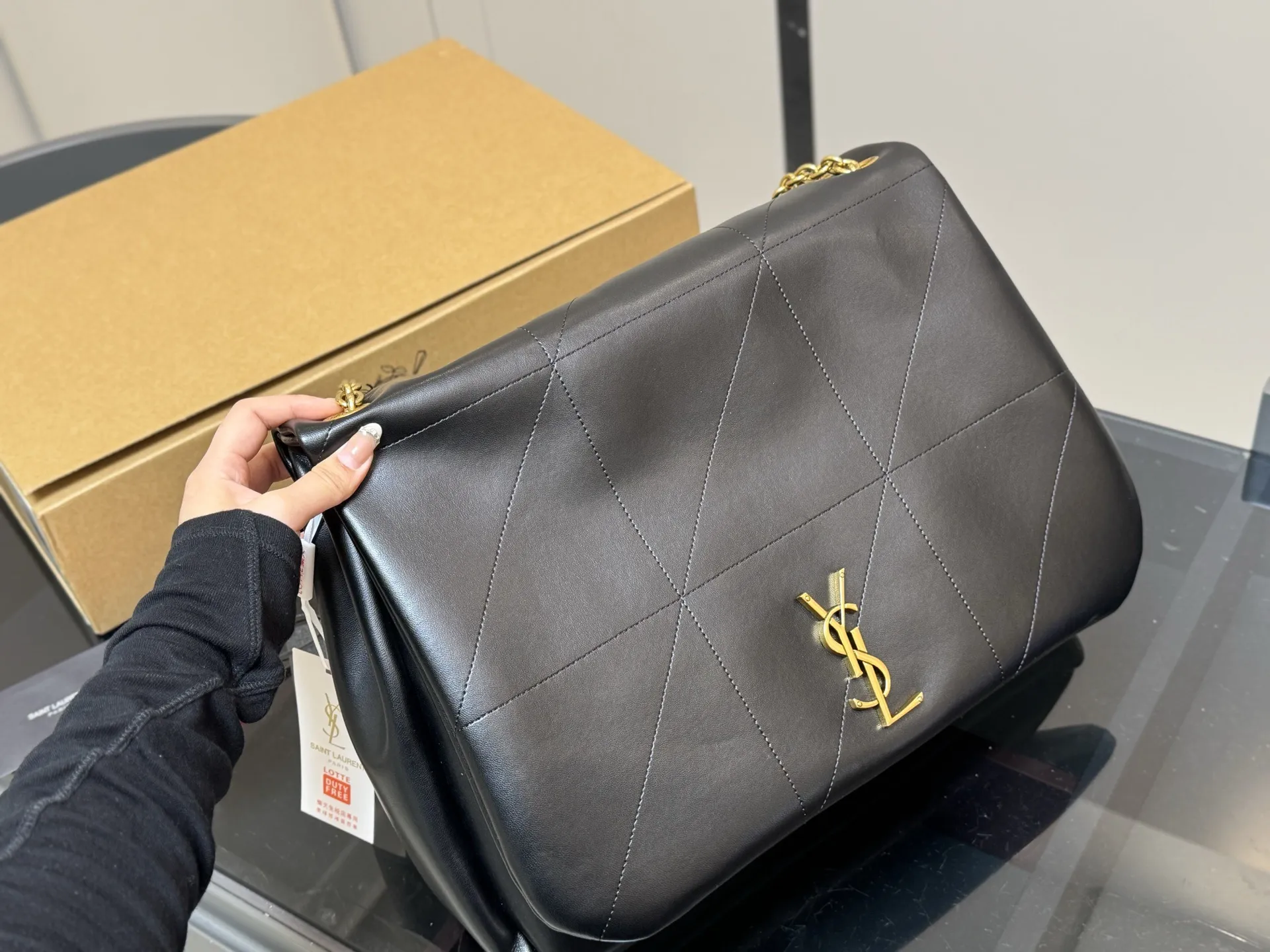 ¥220 配盒 SAINT LAURENT|新款 链条包百Jamie」 圣罗兰新款大包JAMIE,你的时尚救星来了!」超细腻羊皮纹 手感舒适且耐用。 珠宝级工艺金属链条, 细节处的精致让你的品位更 上一层楼。 说慵懒松弛的设计,让你轻松驾驭各种场合,既有范又显气质。 由这款包包不仅日常实用,更是展现你的时尚态度! 40.30cm