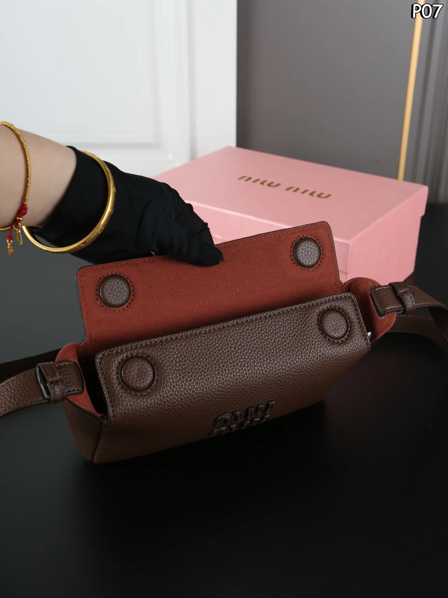 P145 天地盖 MIU MIU缪缪 相机包 斜挎单肩包 Miumiu相机包太可爱啦！荔枝纹小牛皮，手感好柔软太适合秋冬了[赞R] 方形设计简约低调又高级～ 日常手机 粉饼 钥匙.. 都能收纳～ 肩带可随意调节，时髦感十足～ 尺寸：20&times;11