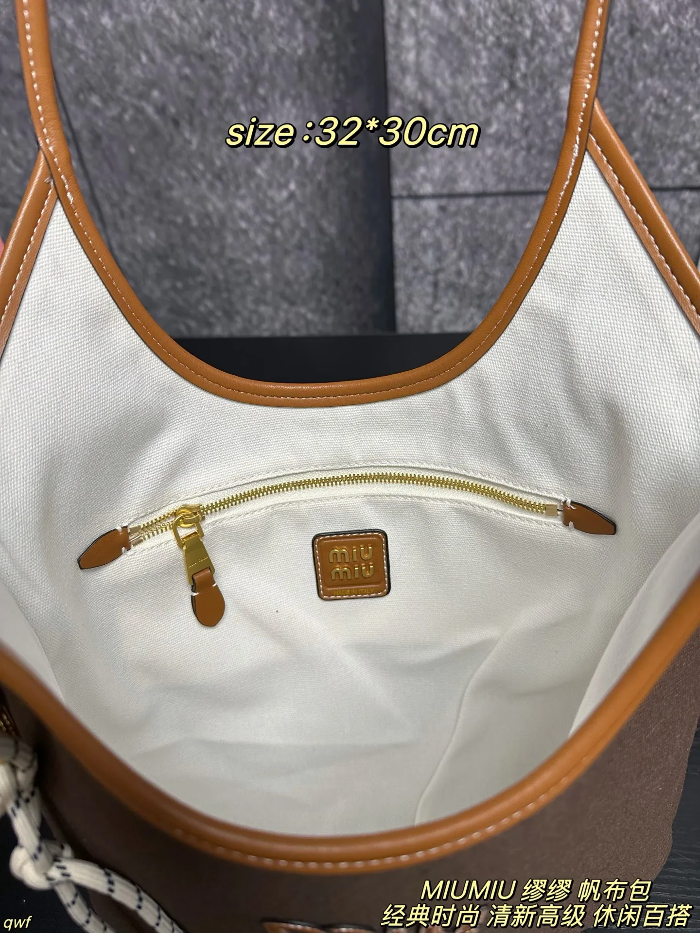 P155配盒 MIUMIU 缪缪 帆布包 Miumiu IVY帆布~是谁的包啊!也太好看了吧 一直的断货款,帆布材质搭配棕色皮质轮廓、自然色的帆布自带文艺风,再搭配miumiu 字母logo,整个包包尽显清新高级,非常轻盈 上身日常携带休闲百塔,日常出行容量也刚刚好 尺寸:32*30cm