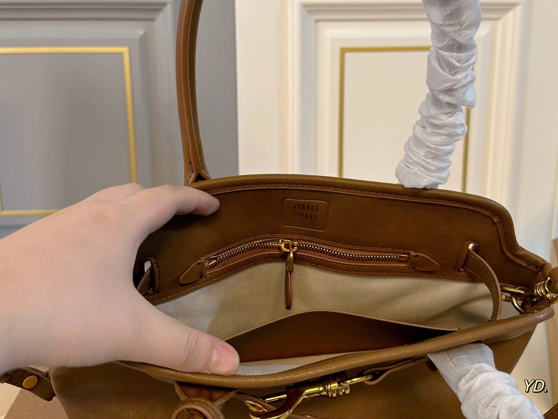 P230小号(无盒) size:29×20小号 MiuMiu缪缪新款Aventure24贝壳包 💕 皮质有种做旧年代感 复古感满满 自重轻,设计感强,洋气时髦 超大空间,又高级又能装‼️