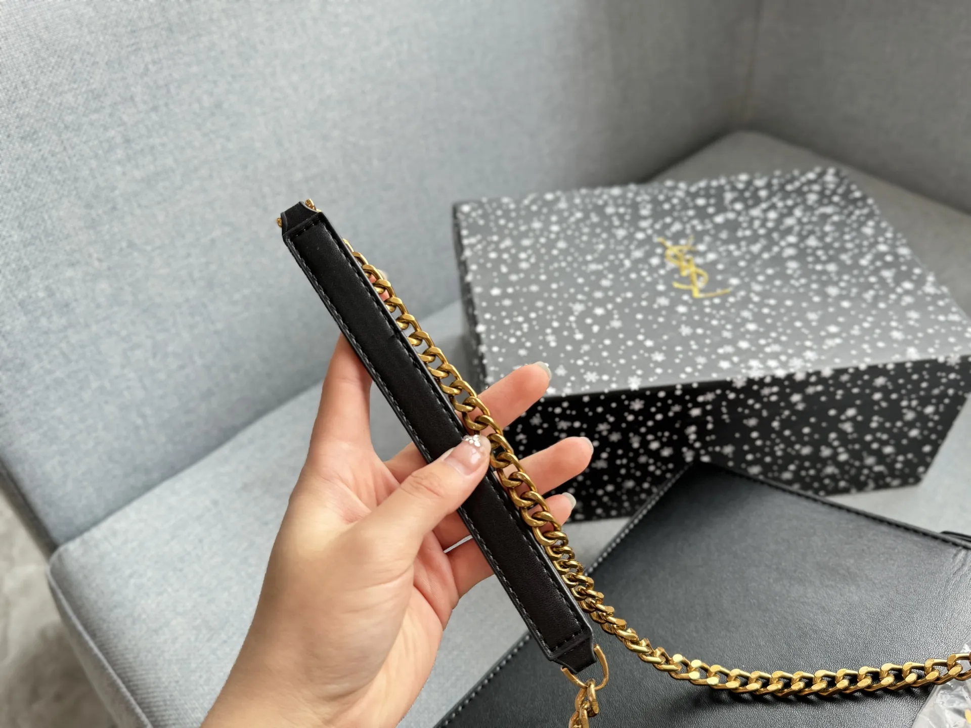 💰130 天地盖 size:22×15 圣罗兰 YSL SUNSET 徽章 日落包单肩斜挎手提包 链条包 低调奢华又复古计。包身硬挺,风琴式翻盖+徽章装饰,细节满分! 小巧实用,通勤休闲都 OK。内部多层隔层,收纳力强,链条肩带可单肩/斜挎,百搭灵活。