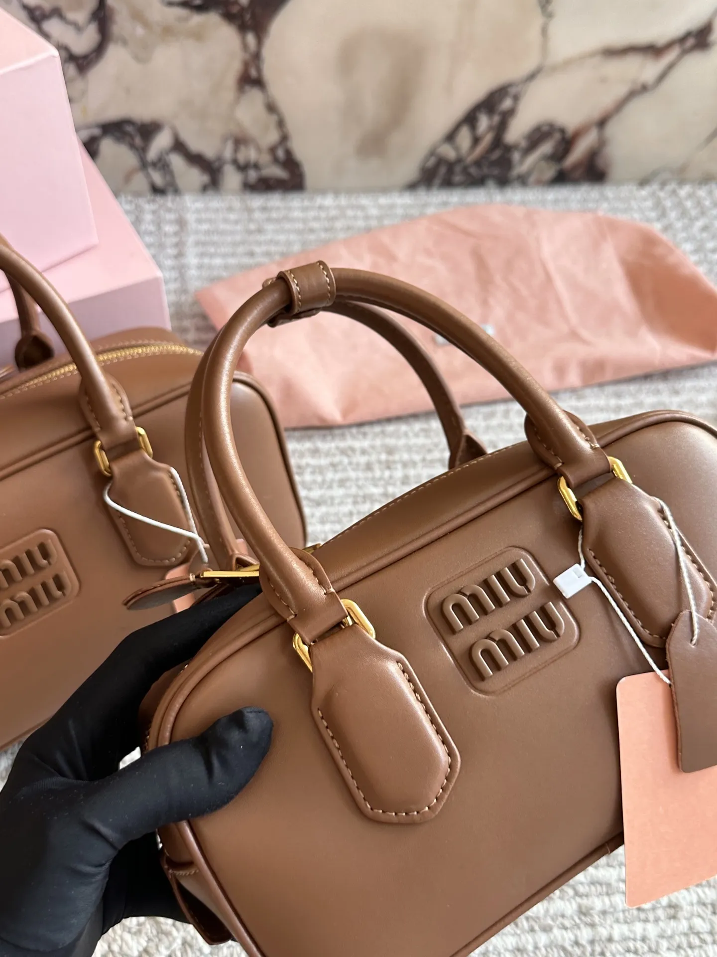 💰190、💰180 配盒 size:22*11cm 27*13cm miumiu保龄球/公文包/ 包包甜度刚好! 很难不爱啊啊! 可手拎也可斜挎 绝对不是小废包哦!容量足足的~~ 出场就是miumiu小公主!