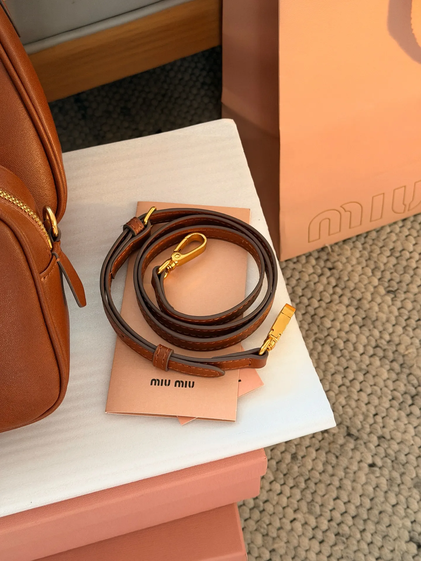 💰190 升级版配盒 size：20*14cm miumiu保龄球/公文包/吐司包 不要太高级，很高级~ 很难不爱啊啊！ 可手拎也可斜挎 绝对不是小废包哦!容量足足的~~ 出场就是miumiu小公主