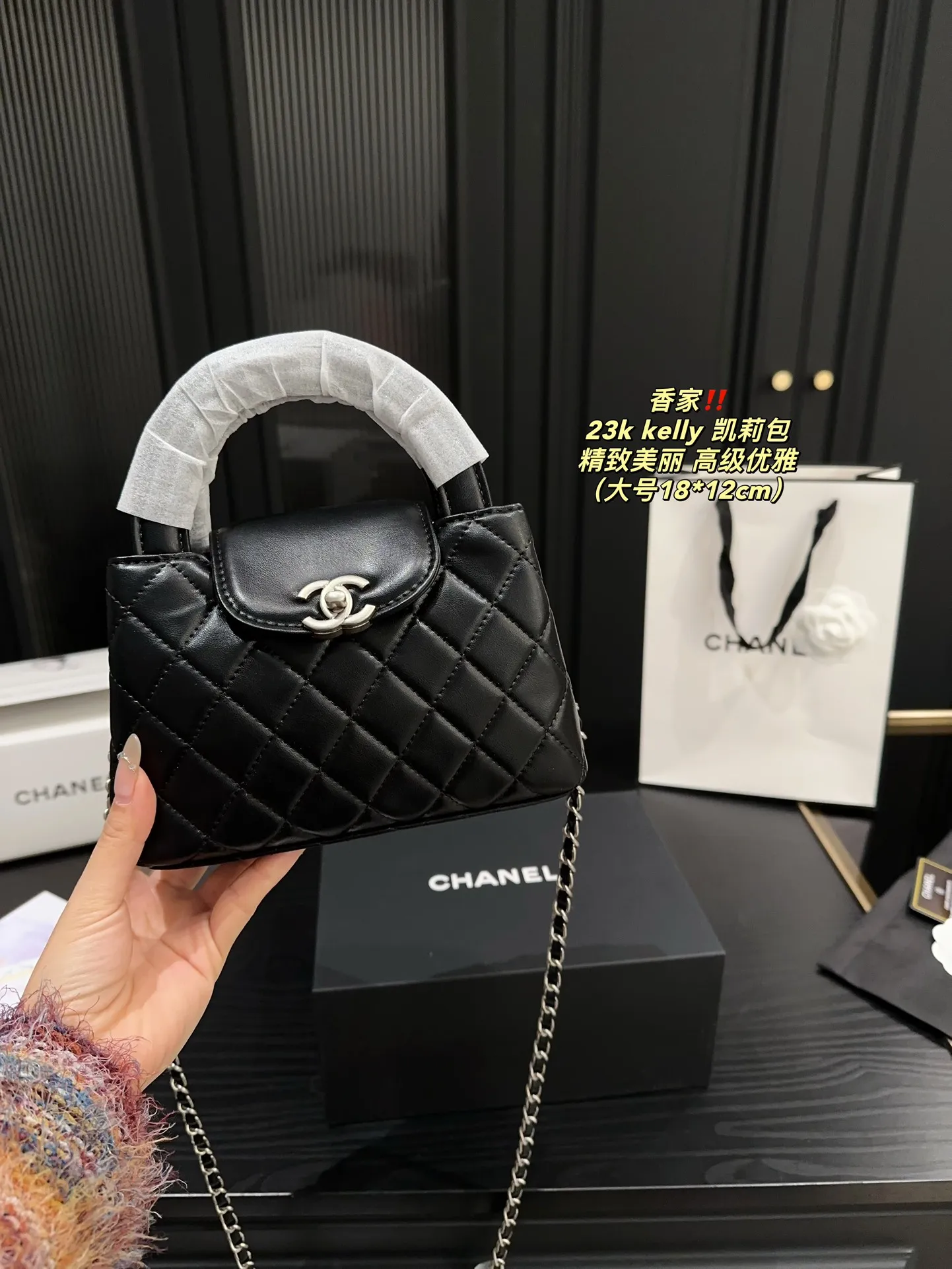 大号P175全套包装⚠️尺寸18.12 小号P170全套包装⚠️尺寸12.8 香奈儿 23k kelly 凯莉包 CHANEL 时尚是一个轮回,大热门中古kelly被Chanel重新设计焕发生机,中古Kelly以经典的手柄手提出名,在基础加上皮穿链肩带颠覆传统,更加随性方便