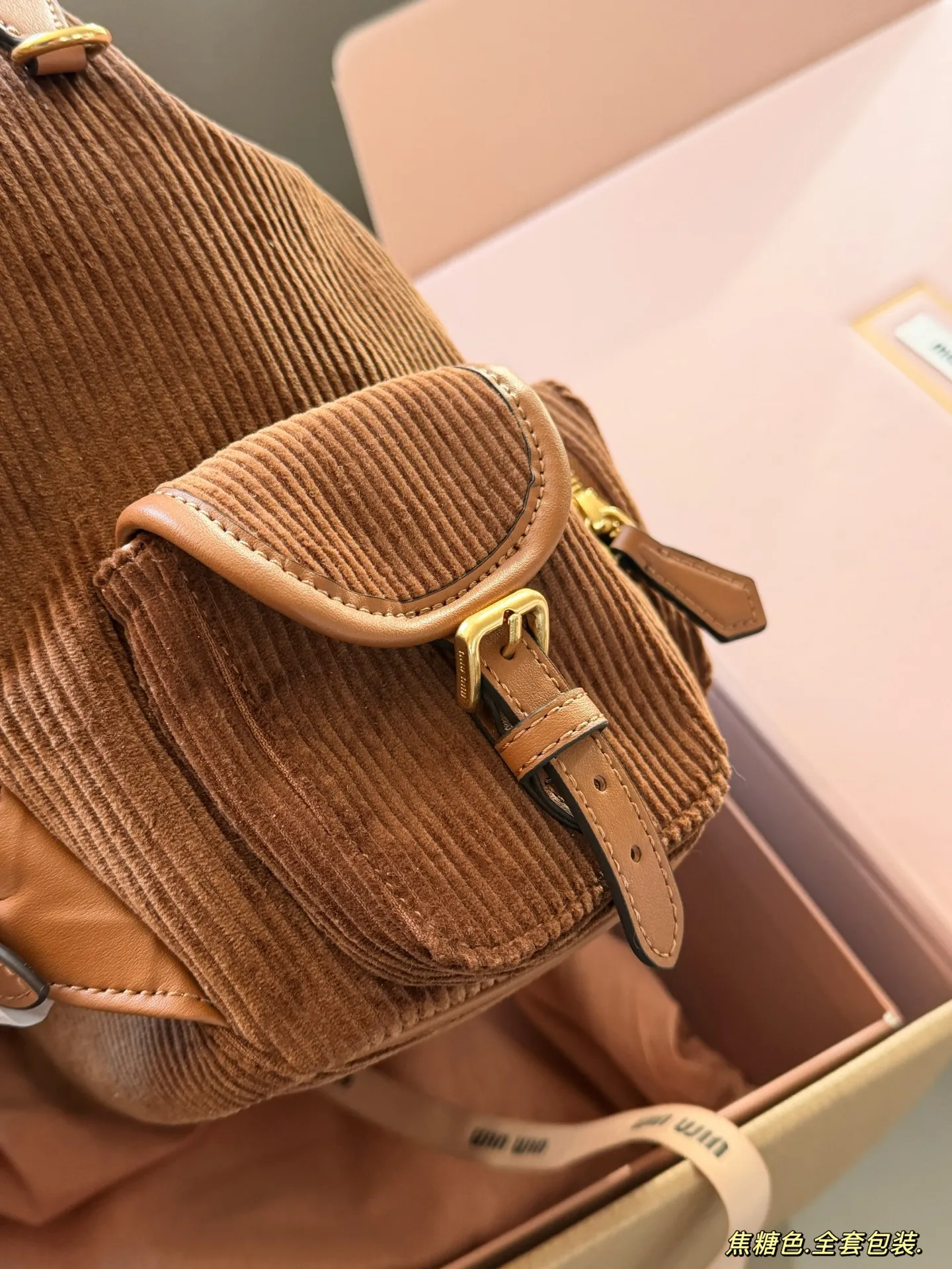 💰300 配全套包装 size:25*27cm(大号) 又一季特别美丽的Miu Miu miumiu ss25 灯芯绒双肩包 超适合秋冬搭配鲜艳跳脱的配色,为沉闷的秋冬增添色彩!搭配大衣超吸睛哦!