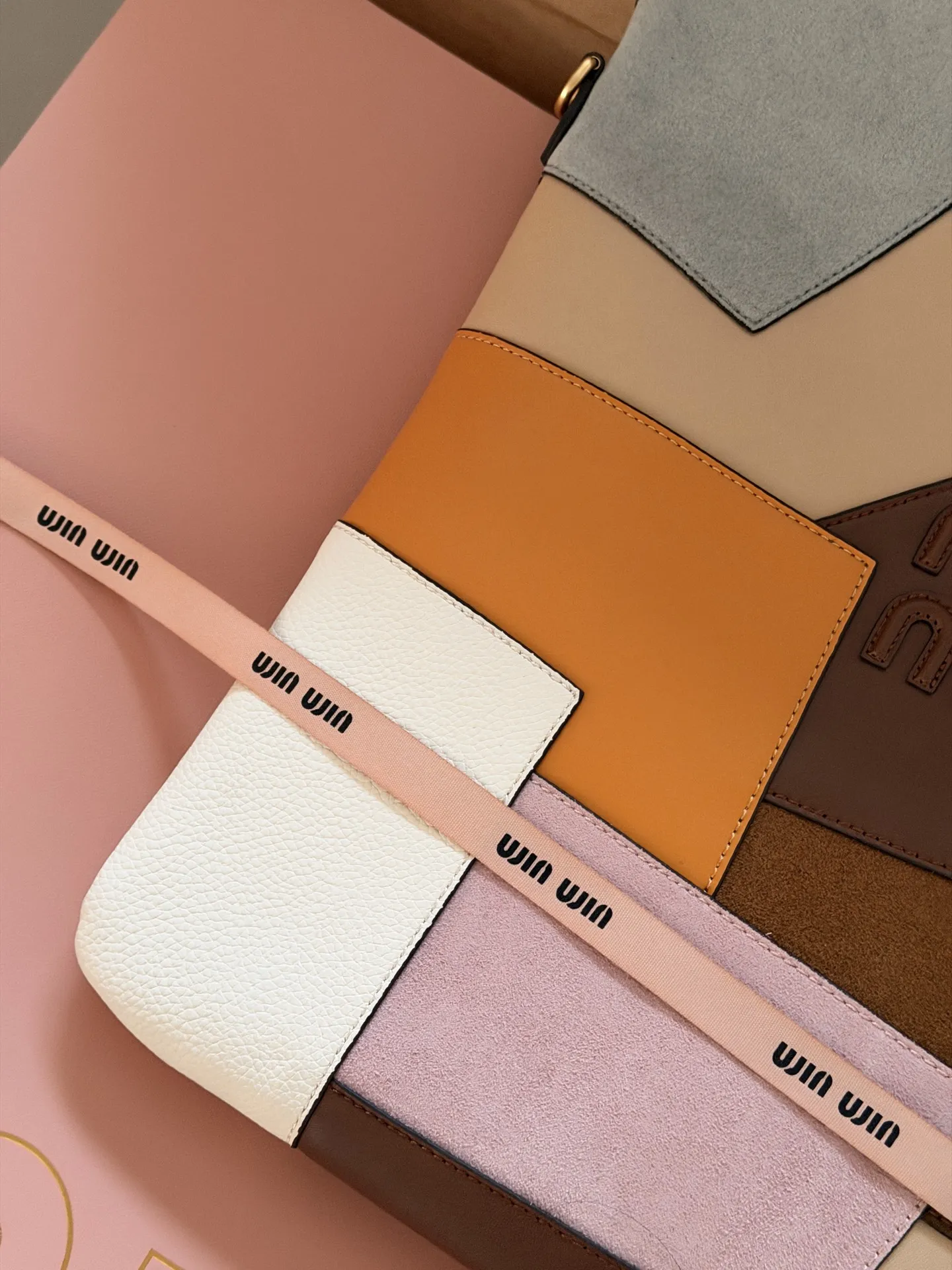 💰 275 配全套包装 size:33*30cm MiuMiu拼皮家族又来新配色啦 可爱的Miumiu ivy 复古麂皮牛皮拼皮 秋冬文艺感叠穿秘诀 谁还没爱上Miu Miu 软糯麂皮质感超nice! 有种谁背都是萌萌的既视感hahaha~ 牛仔牛皮皮质哦!