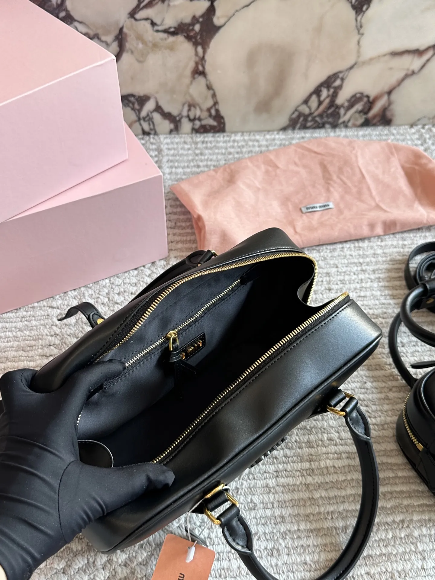 💰190、💰180 配盒 size:22*11cm 27*13cm miumiu保龄球/公文包/ 包包甜度刚好! 很难不爱啊啊! 可手拎也可斜挎 绝对不是小废包哦!容量足足的~~ 出场就是miumiu小公主!