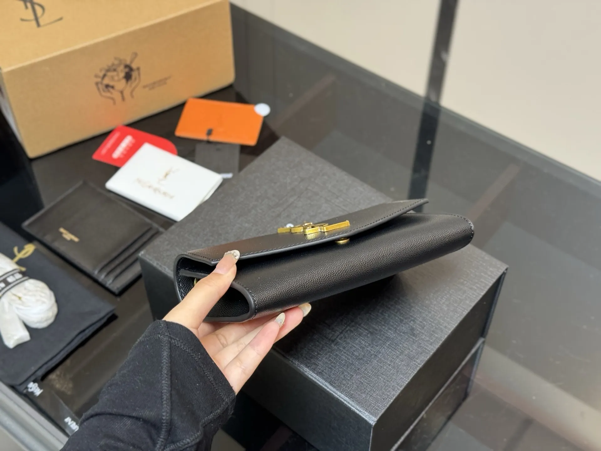 ¥150 配折叠盒飞机盒 size:19*12cm 圣罗兰 woc二合一信封包 牛皮看起来质感特别好!耐磨耐用! 🉑️斜挎🉑️