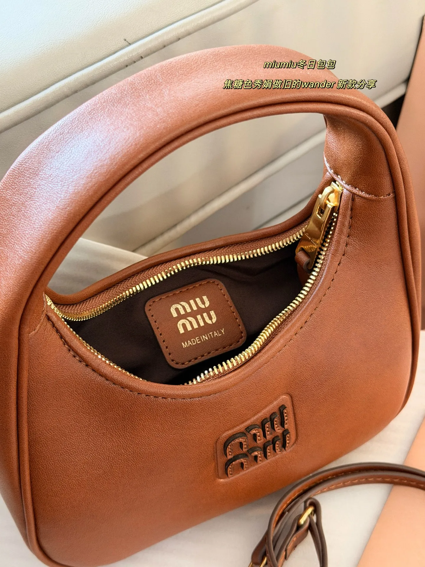 💰160 配盒 size：22*11cm Miumiu25秋冬秀款做旧wander 目前只有这个颜色爆款哦！