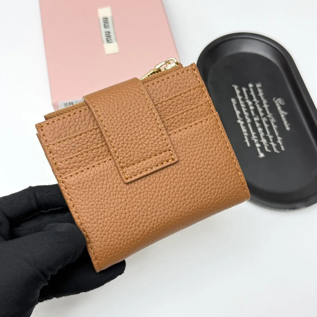 p85🎀miumiu V13🎀颜色 黑 棕🎀尺寸 11.5*10*3 🎀miumiu专柜最新款！专柜爆款热力来袭，釆用顶级进口牛皮，做工精细