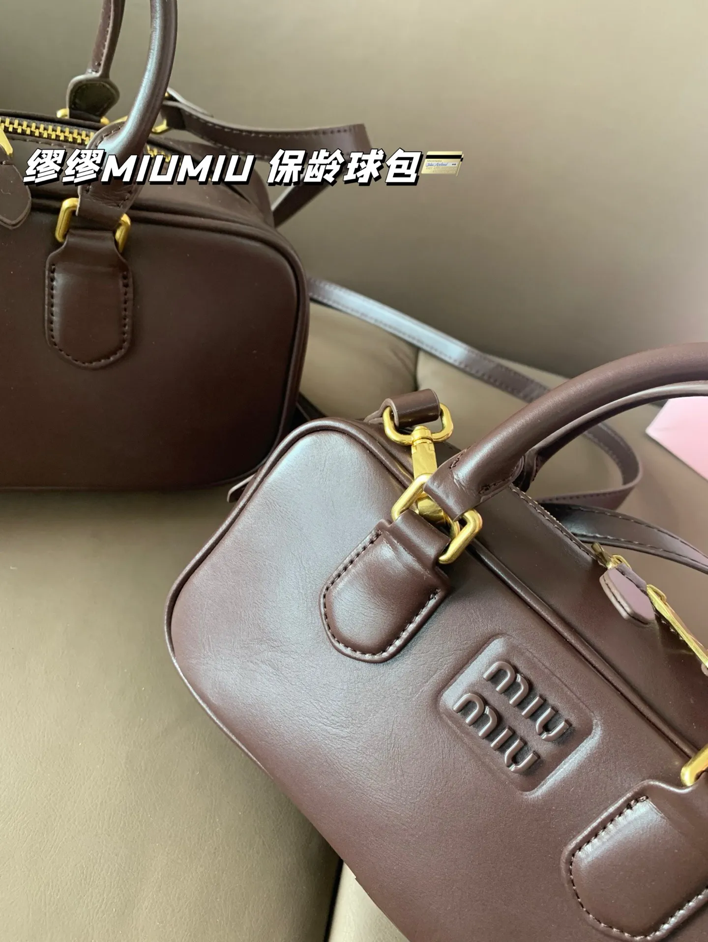 大P235 小P230 配礼盒🎁 缪缪MIUMIU 保龄球包 质感爆棚的美 上身真的太太太有质感啦 日常逛街不要太吸晴 尺寸：大28*13 小22*11