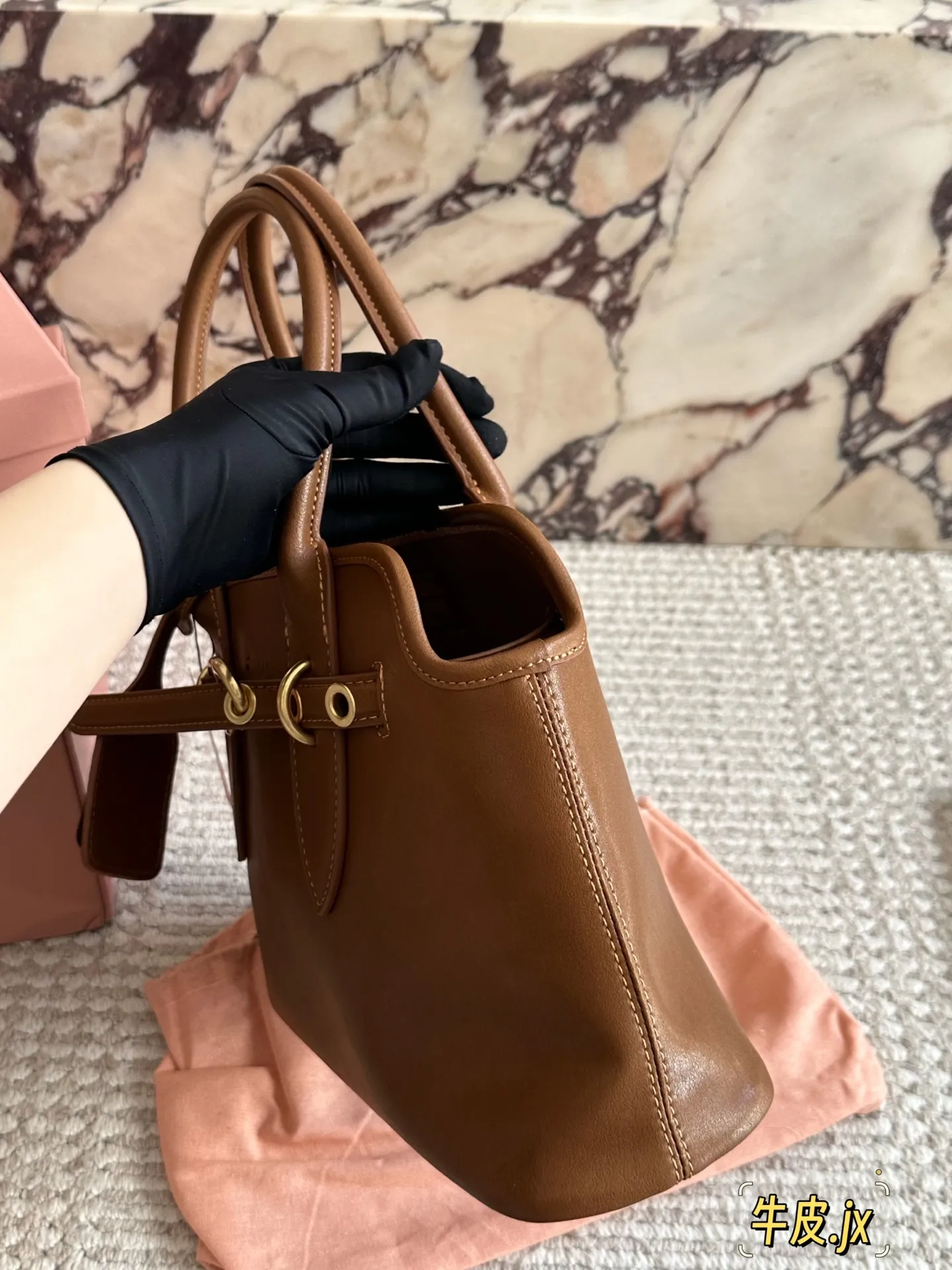 p250 原版皮 miumiu复古Aventure系列贝壳包 Aventure系列贝壳手提/斜挎包.上线啦! 24ss最流行款式,做旧褪色感的皮革颜色与质地,配上金属皮带搭扣高级又复古,采用小牛皮制作的包身设计精致,方正复古的造型 手提腋下斜挎包随意切换! 优雅通勤超好穿快快加入miu女孩吧! 尺寸:33 21cm复古包#牛皮包包