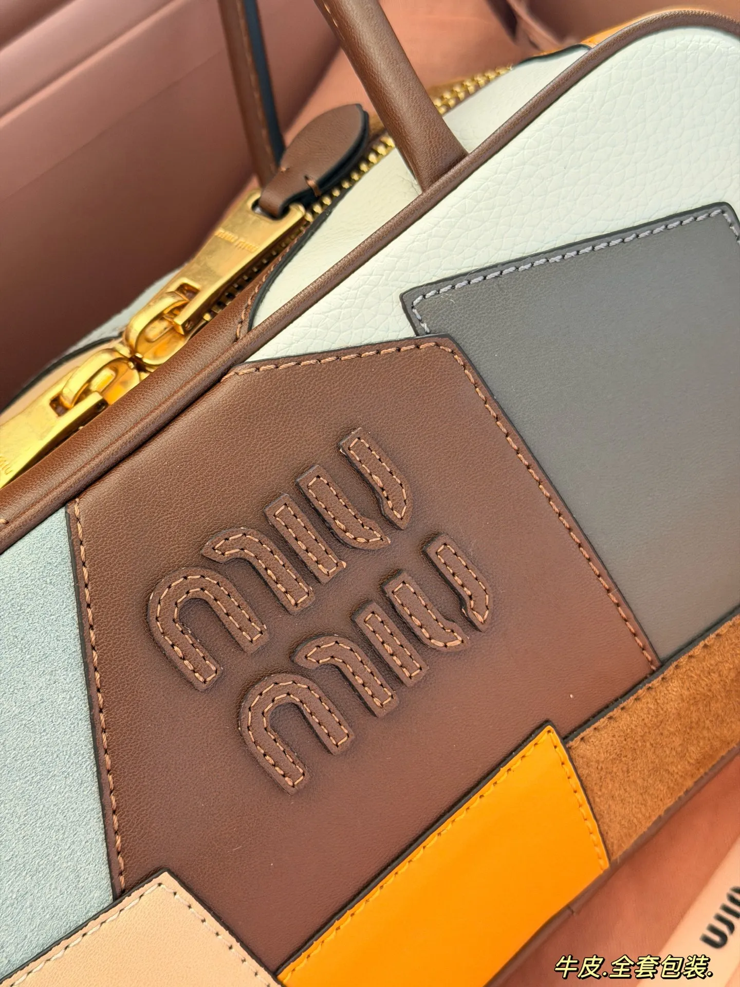 💰320 配盒 size:28*15cm miumiu保龄球/公文包 Miu又来抢钱了新款腋下公文包 来咯 ! 背起来都很nice 哦 可手拎也可斜挎! 出场就是miumiu小公主!