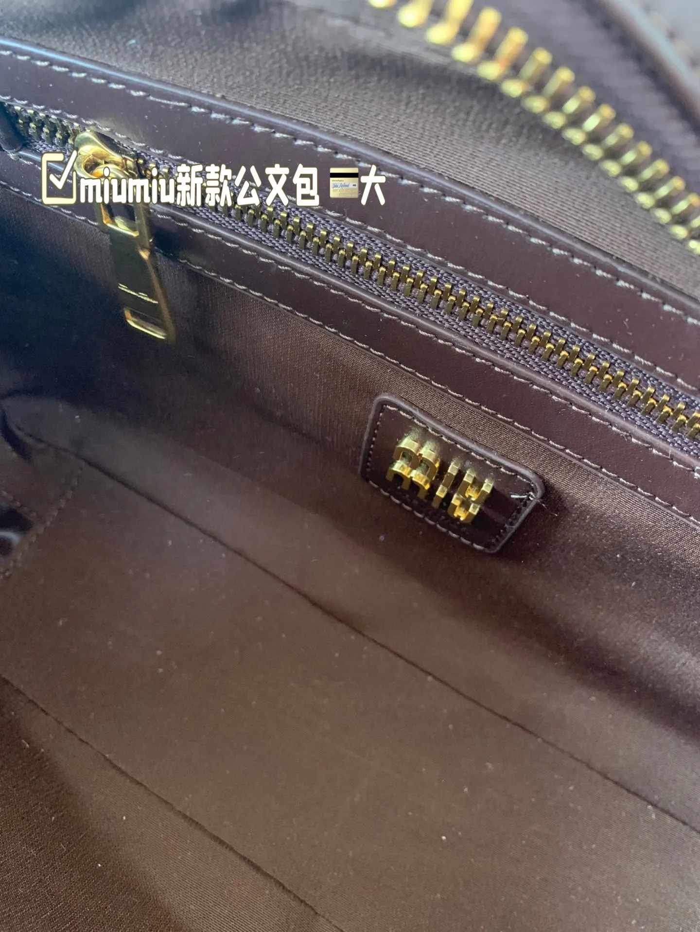 大P260 miumiu新款公文包 今年的风刮的太猛了 老多爆款了！ 这款的版型太受欢迎！ #miumiu 这一季不管是单肩包 #miumiu包 还是托特包都超级可爱！ 尺寸 大29*17