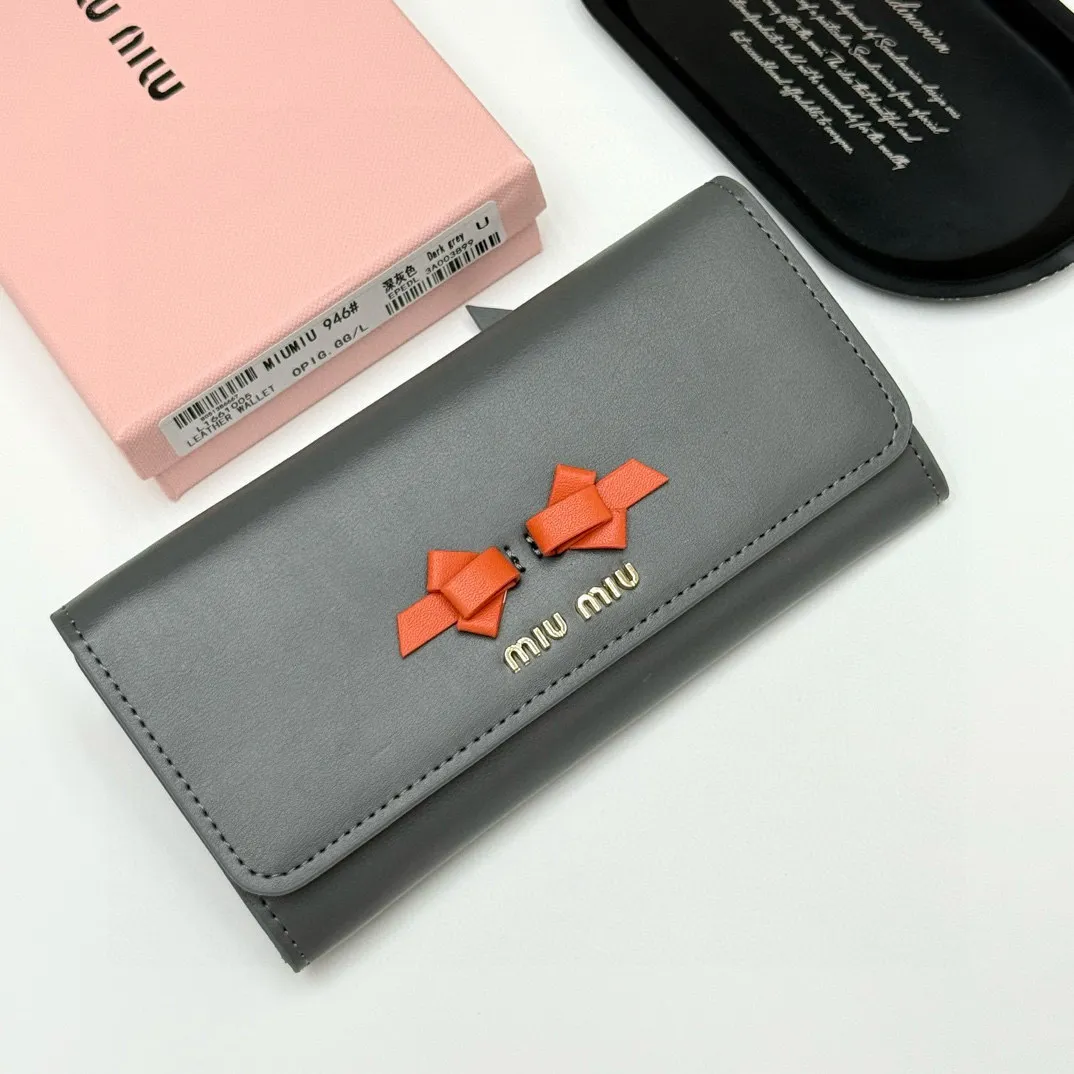 📢📢📢p105 miumiu 946 颜色:黑色 粉色 深灰色 浅灰色 尺寸:19*10.5*3.5 说明:miumiu专柜最新款火爆登场!采用头层牛皮,做工精致, 媲美专柜!绝美配色,超级精致时尚!