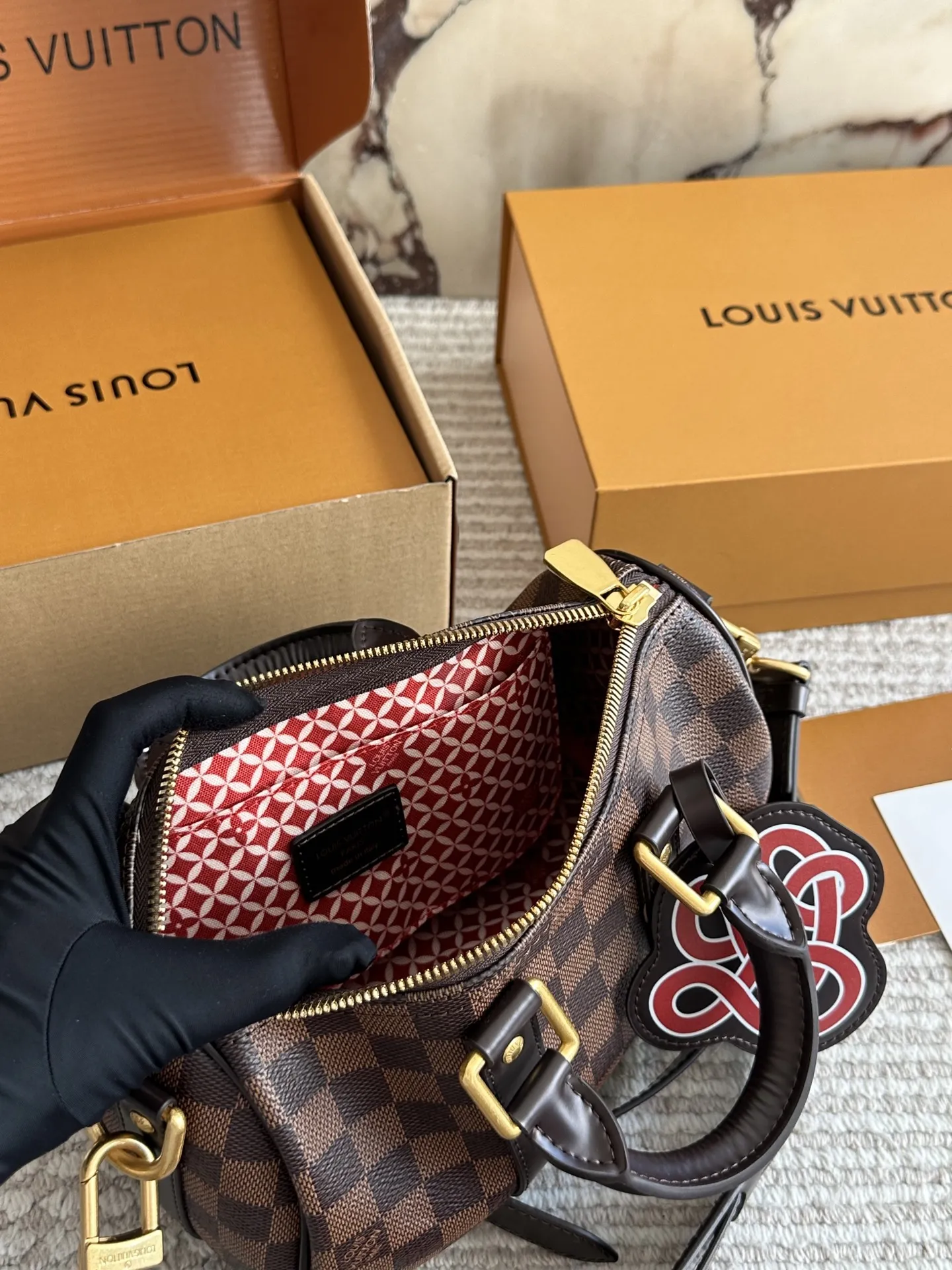 ¥220 Lv X Nigo Keepall xs 21 枕头包 手袋是一款理想的都市手袋。 标志性的造型与经典的 Monogram 帆布,加之多种携带方式和奢华的天然牛皮饰边为该包平添一份时尚前卫之感。尺寸:25 14cm全套礼盒