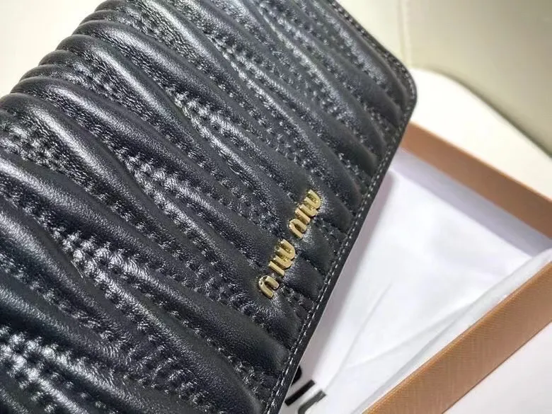 P95🎀miumiu 5550🎀颜色 黑色 粉色 🎀尺寸 19*10.5*3.5 🎀miumiu专柜最新款！专柜爆款热力来袭，经典提花压纹设计，釆用顶级进口小羊皮，皮质细腻柔软，做工精细！