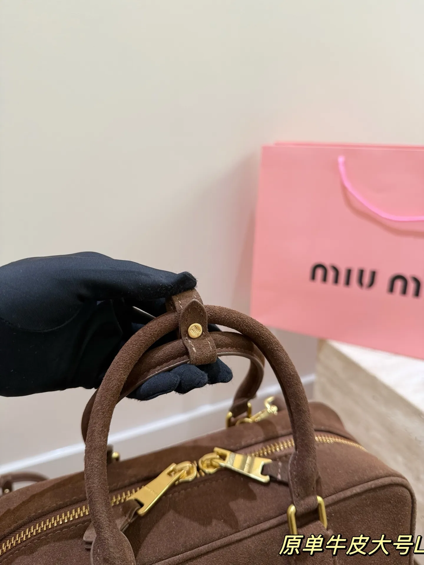 头层牛皮 P275 Miu新品 高级麂皮保龄球包 时尚绝美 大方且与众不同 日常 出街必入款 凸显功能性 实用主义 柔软舒服的触感 彰显 MiuMiu 女性愈加自信,务实,前卫和酷炫的态度 尺寸:28.16cm配礼盒🎁