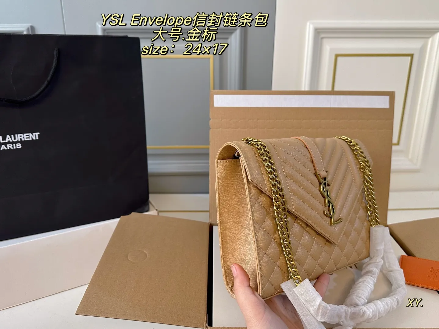 P150 大号(折叠盒飞机盒) size:24×17 YSL 圣罗兰Envelope 信封包链条包💕 超能装的信封包,简直美翻啦! 包内配有镜子🪞~ 方正的包型,透露出成熟气质 斜挎、单肩、手提背都好看✅ 通勤或休闲,上身很有气场‼️