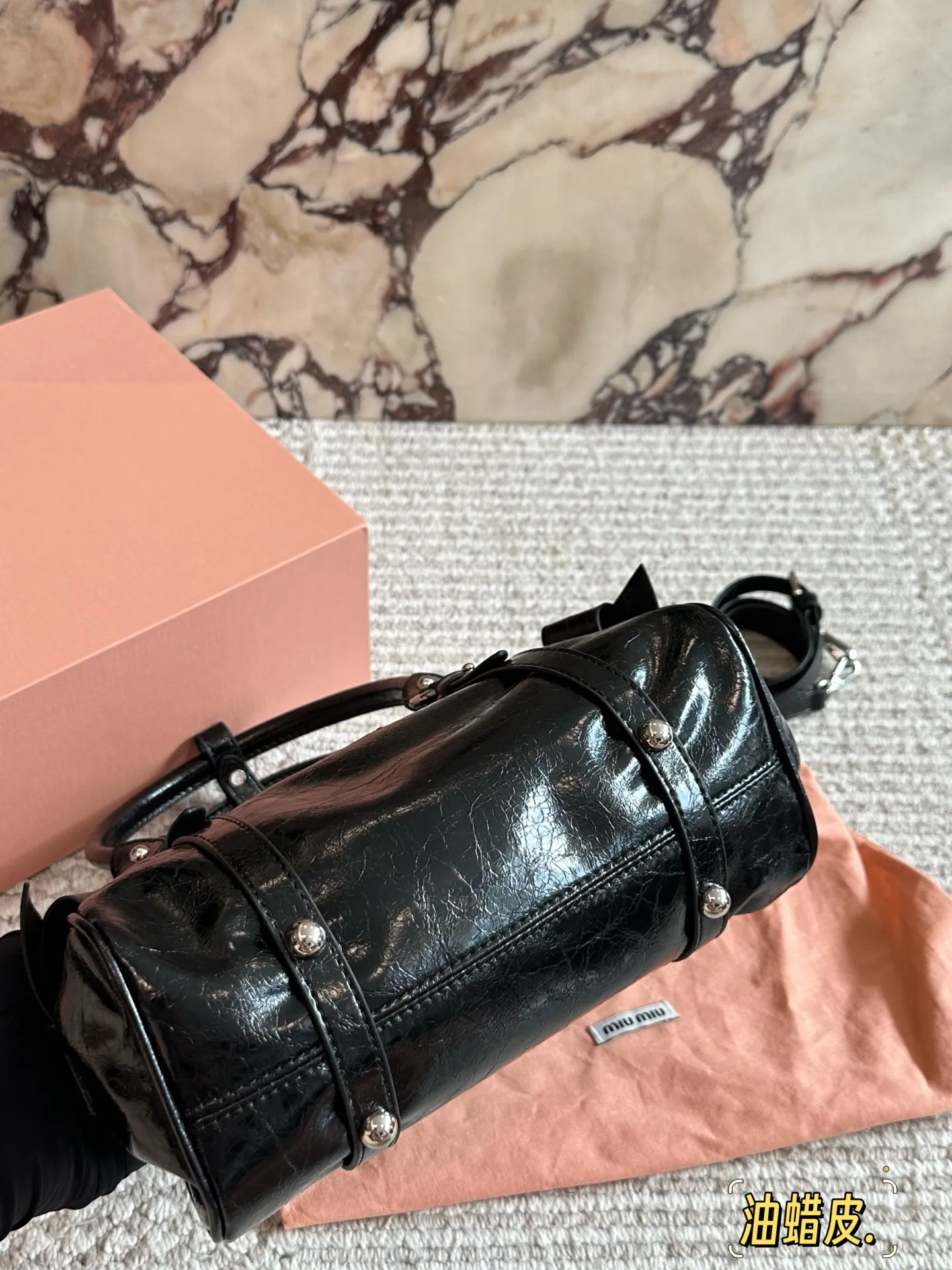 p280 MiuMiu蝴蝶结机车包​​ ✨MiuMiu蝴蝶结机车包，油蜡小牛皮材质，细腻光泽+复古褶皱感，摩卡棕配银色五金，甜酷复古风满分！两侧蝴蝶结超少女，手提斜挎都OK，日常通勤、休闲出街都能轻松驾驭👜。容量适中，手机、化妆品都能装，实用又时髦，是MiuMiu经典复刻款，复古与现代感兼具，超适合喜欢个性风格的姐妹们！💖25cm配盒子