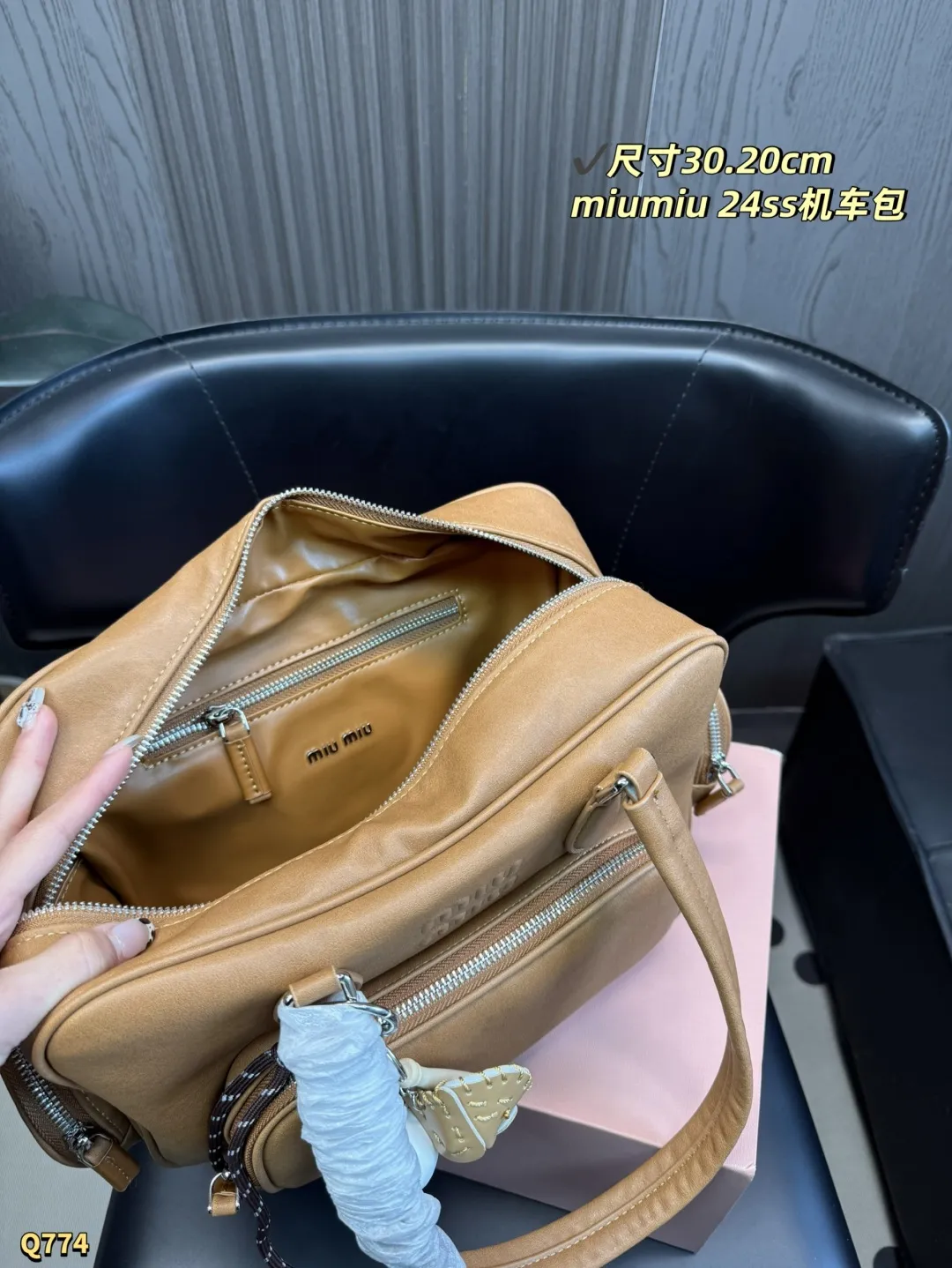 💰190 配折叠盒 尺寸：30.20 cm 缪缪 MIUMIU今年最特别款式机车包.斜挎包-皮质柔软，棉质缎面衬里，多口袋设计模糊功能与装饰界限，个性鲜明，能驾驭各种风格，可甜可盐，容量可光，各大明星时尚搏主几乎人手一个