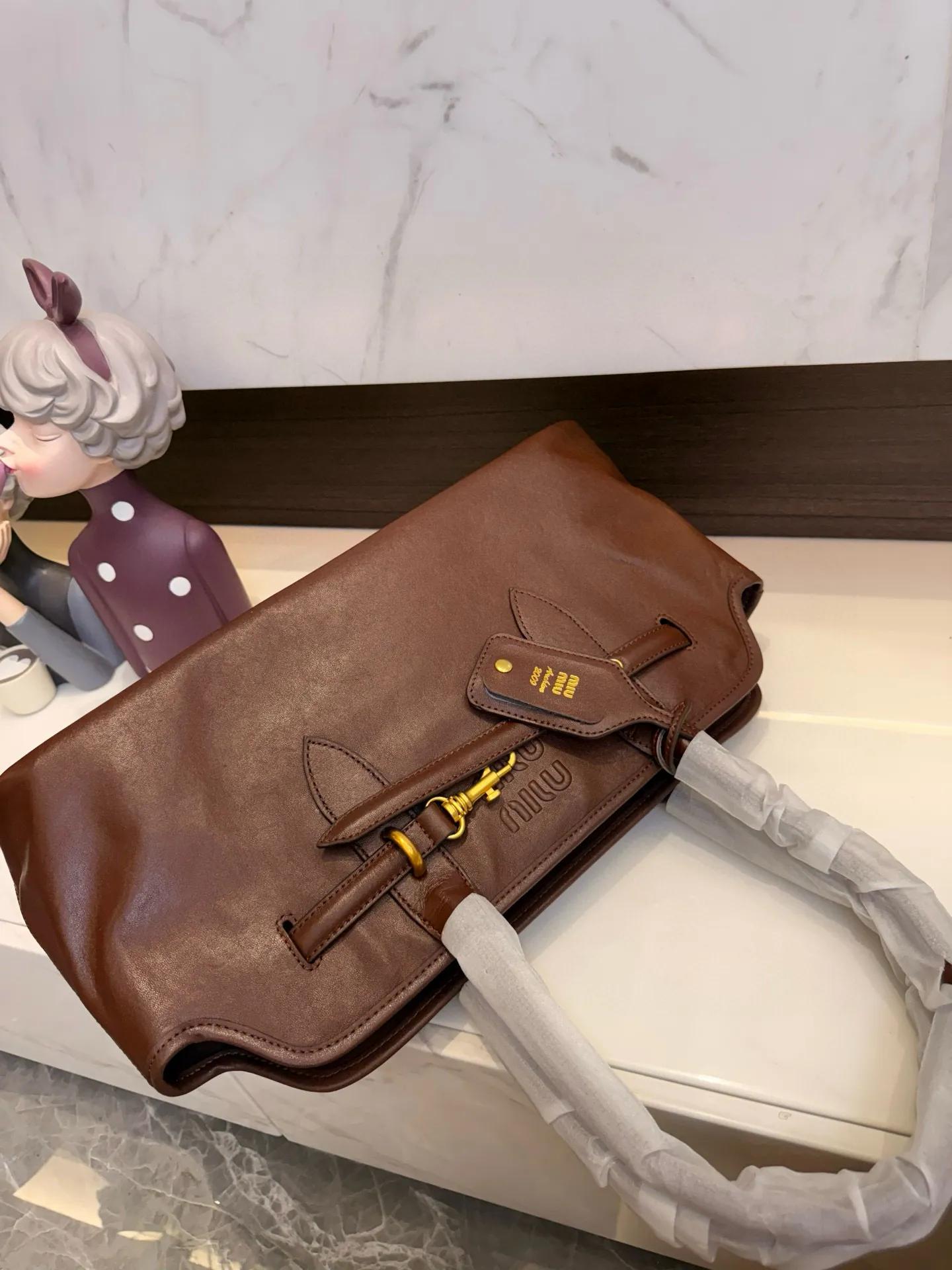 📢📢📢p275 牛皮 MiuMiu期待已久的2025.秀款 中古包.快来围观吧 2025秋冬系列包包 简洁利落的设计 凸显功能性 实用主义 柔软舒服的触感 彰显 MiuMiu 女性愈加自信，务实，前卫和酷炫的态度 尺寸：44*14*22cm