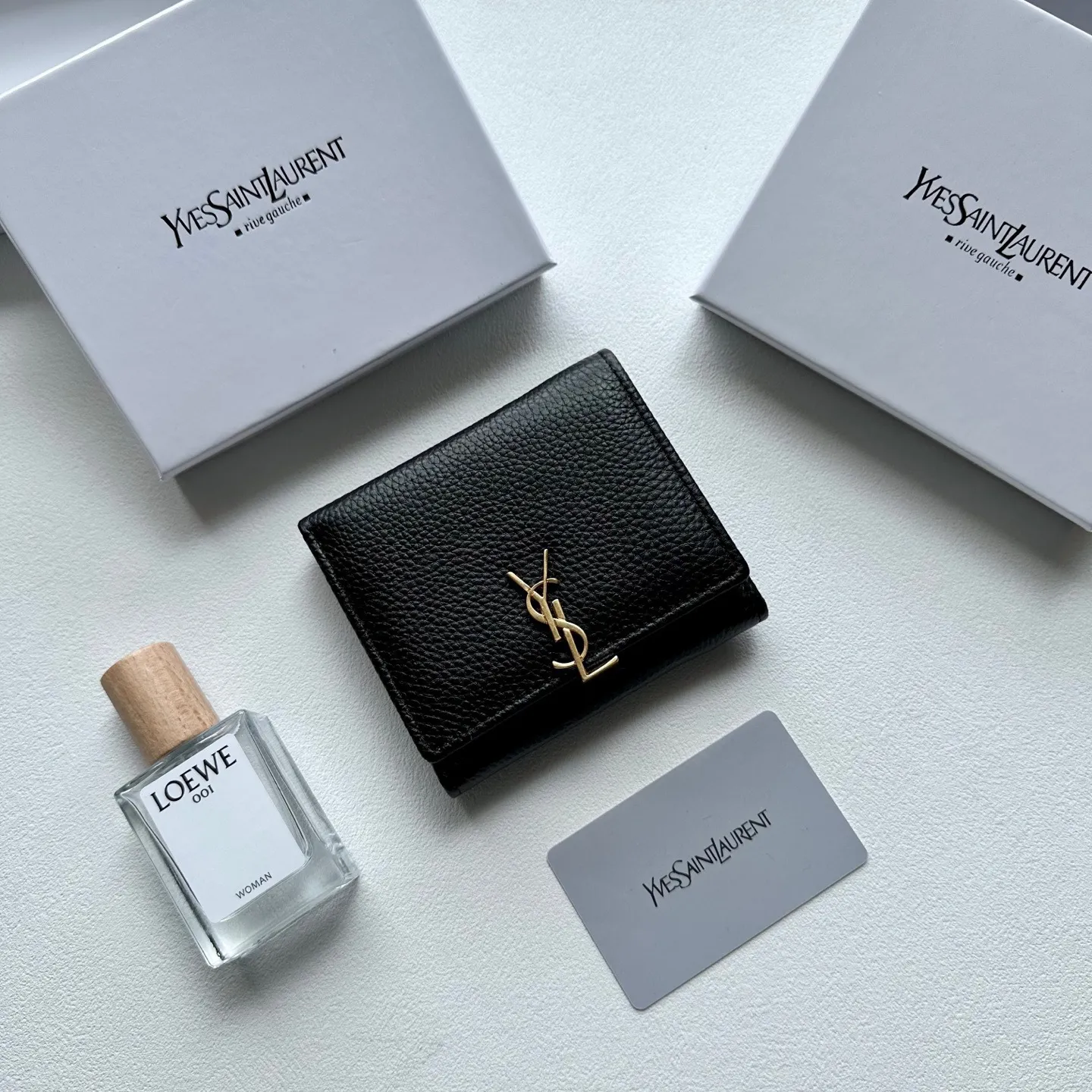 P85🎀🎀颜色 黑 粉🎀尺寸 11x10🎀圣罗兰🆕款&hearts;三折短款钱包💕进口小牛皮质感一流👍独一无二风格，实用内阁超美超时尚美女必备单品🔥