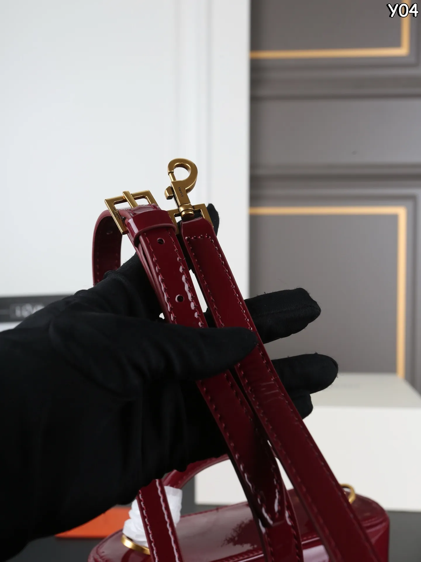 P180 全套礼盒 圣罗兰 YSL GABY 漆皮 盒子包 单肩斜挎手提包化妆包 漆皮更复古，更有个性~ 秋冬新款漆皮系列丨泛着高级光泽哇 高级感都要溢出来啦 尺寸：18&times;12