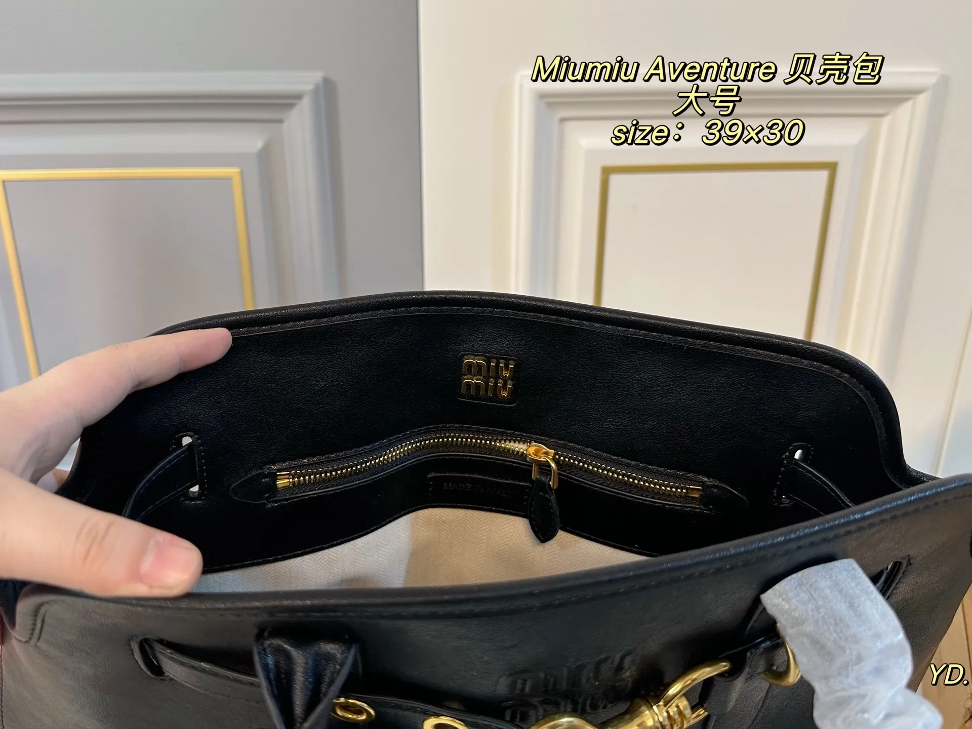 P250大号(无盒) size:39×30大号 MiuMiu缪缪新款Aventure24贝壳包 💕 皮质有种做旧年代感 复古感满满 自重轻,设计感强,洋气时髦 超大空间,又高级又能装‼️