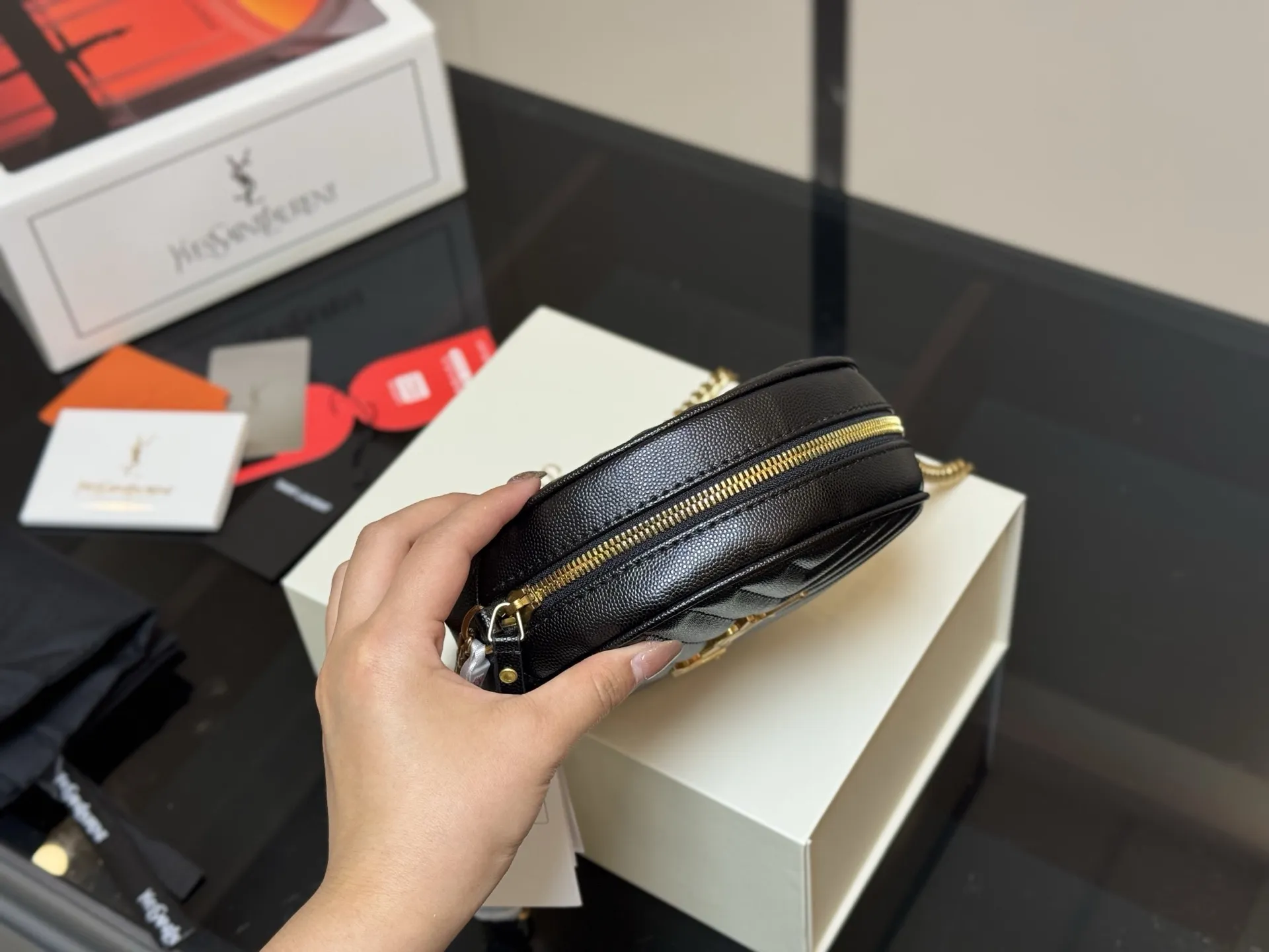 ¥140 配折叠盒飞机盒 size:17.17cm 圣罗兰 圆饼包 鱼子酱看起来质感特别好! 耐磨耐用! 🉑️斜挎🉑️