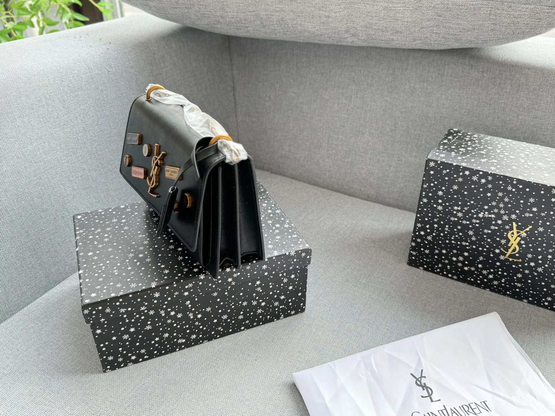 💰130 天地盖 size：22&times;15 圣罗兰 YSL SUNSET 徽章 日落包单肩斜挎手提包 链条包 低调奢华又复古计。包身硬挺，风琴式翻盖+徽章装饰，细节满分! 小巧实用，通勤休闲都 OK。内部多层隔层，收纳力强，链条肩带可单肩/斜挎，百搭灵活。