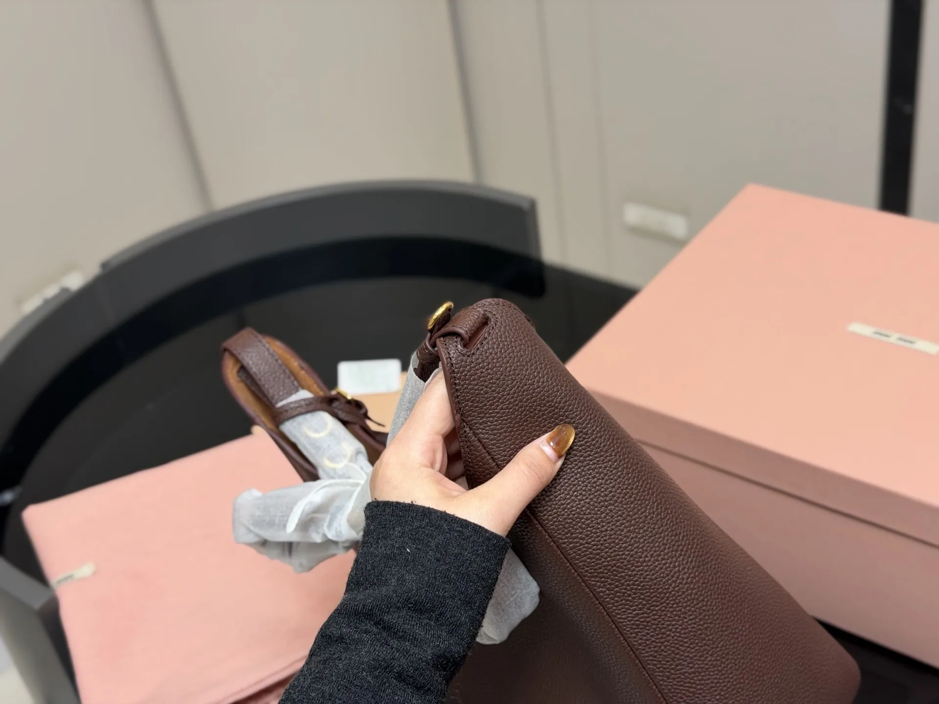 &yen;210 &yen;230 配盒 size：16.23cm 23.30cm miumiu新款斜挎机车包! 首发! 福音种草了哦 超级松弛感的一款包包肩带长度可以调节哦！