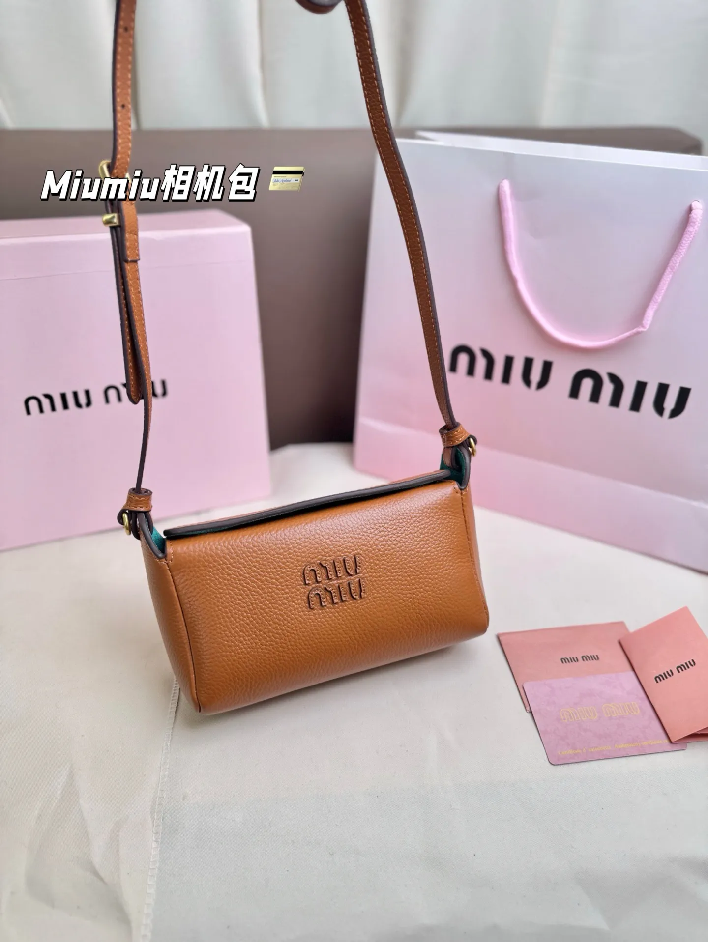 P225（牛皮） 尺寸18*10 Miumiu相机包太可爱啦！ 手感好柔软太适合秋冬了 方形设计简约低调又高级～ 日常手机 粉饼 钥匙.. 都能收纳～ 肩带可随意调节，时髦感十足～