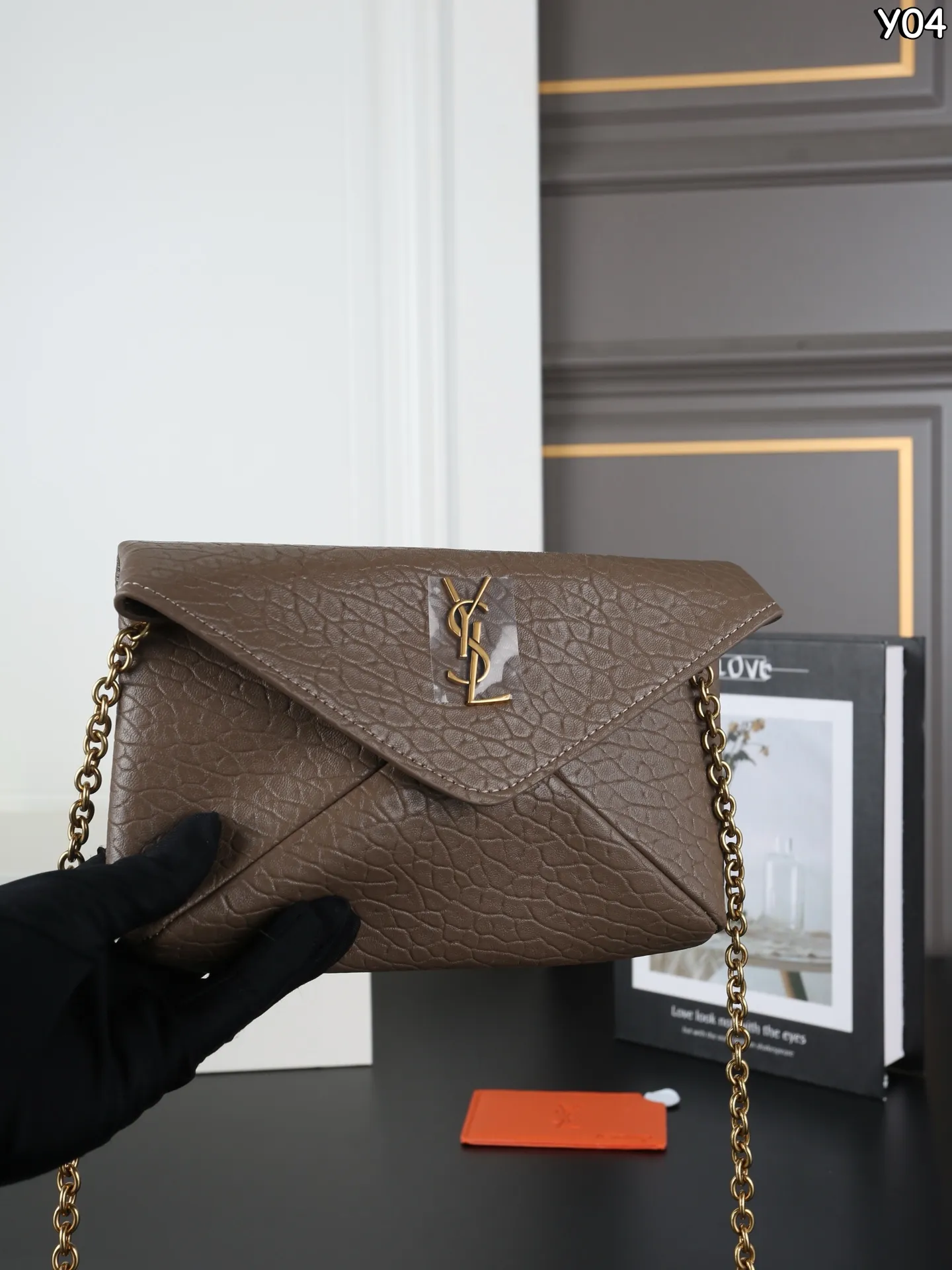 P160 全套礼盒 圣罗兰 YSL LE CASSANDRE 大象纹 链条包 信封包 单肩斜挎手拿包 精致度满分10 mini链条包新色新色好有气质小羊皮材质 很轻很软!巴掌大却超好装的小个子可以闭眼冲 超软超有质感!!! 尺寸:19×12