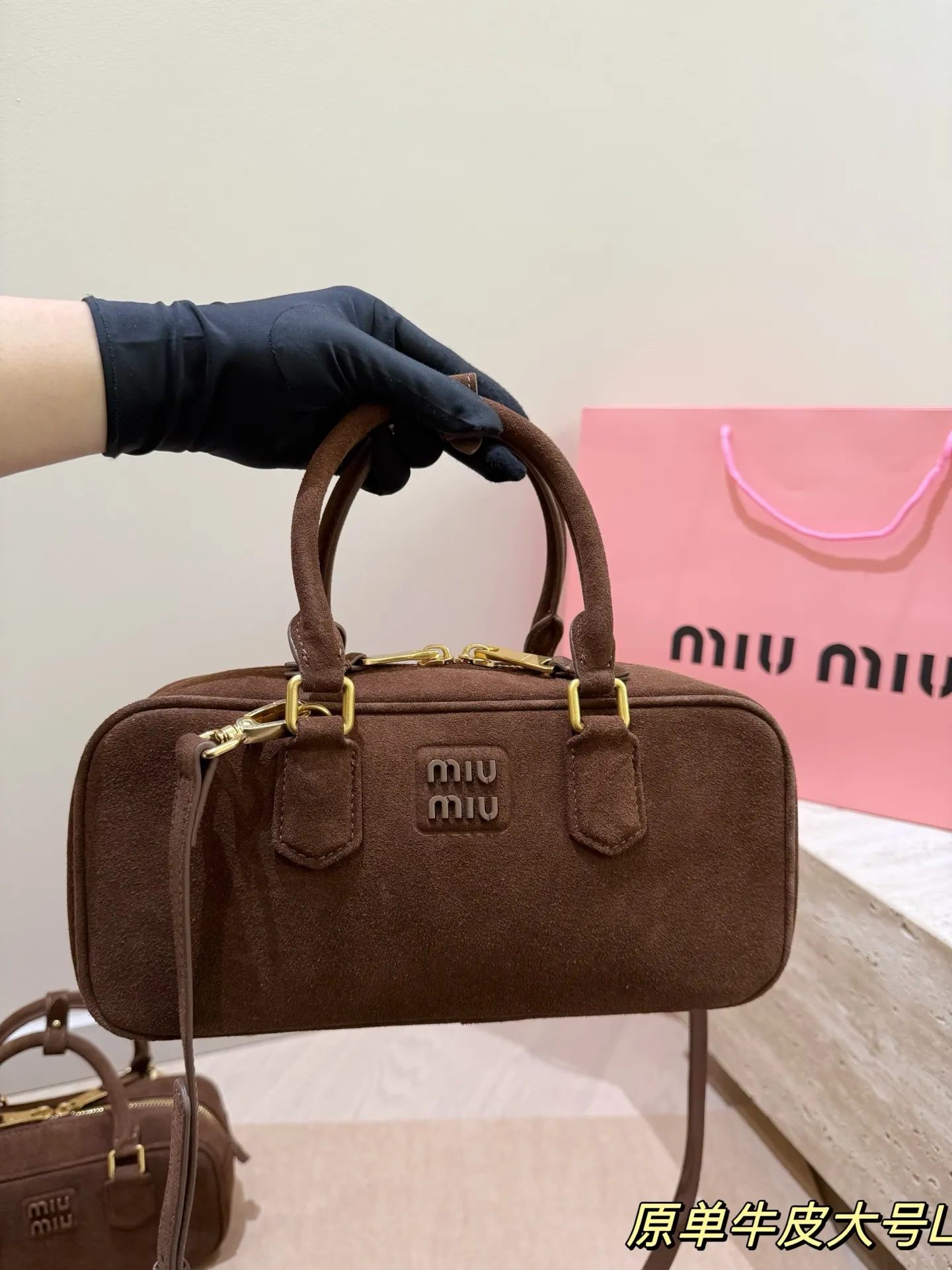 头层牛皮 P275 Miu新品 高级麂皮保龄球包 时尚绝美 大方且与众不同 日常 出街必入款 凸显功能性 实用主义 柔软舒服的触感 彰显 MiuMiu 女性愈加自信，务实，前卫和酷炫的态度 尺寸：28.16cm配礼盒🎁