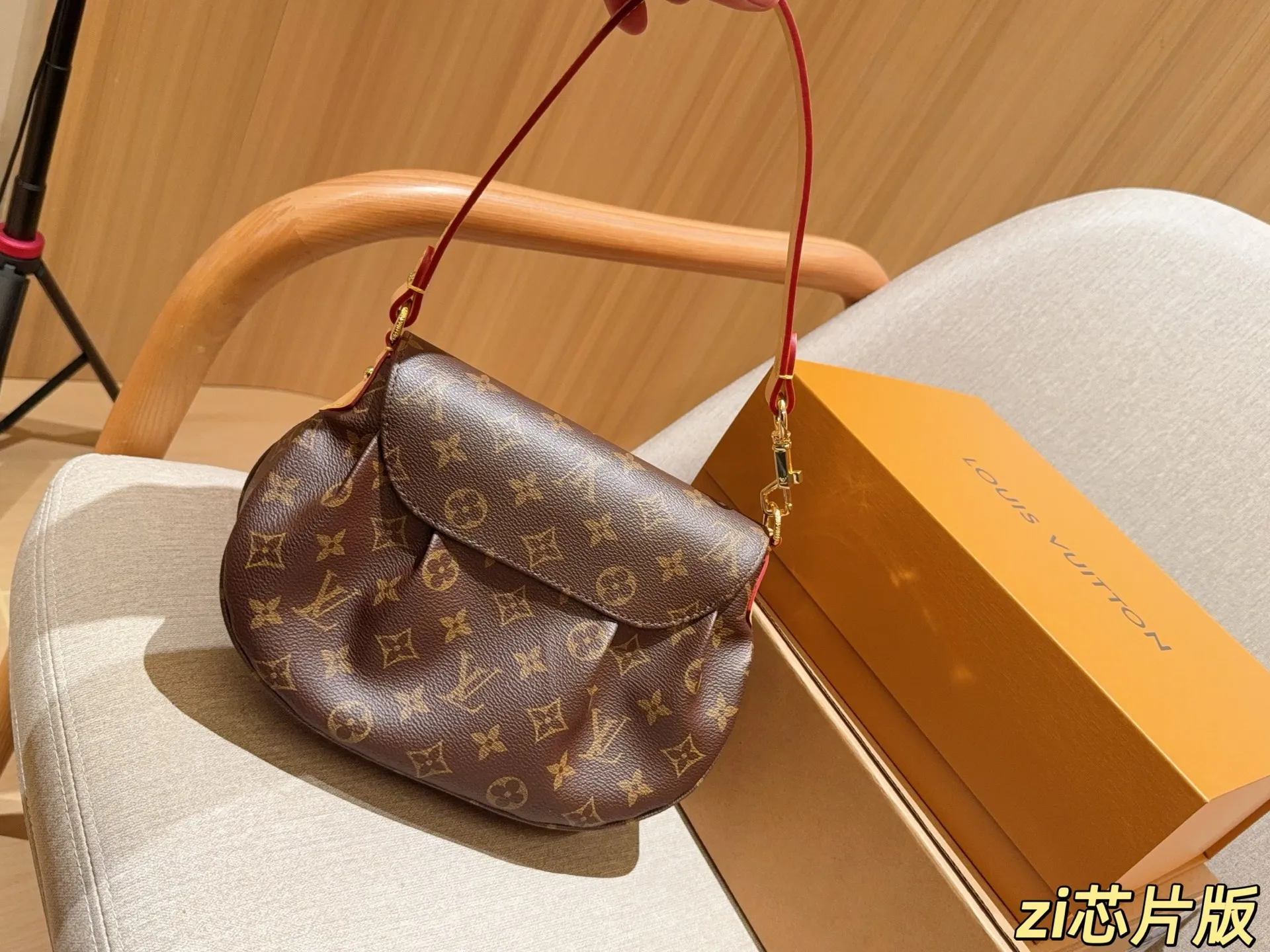 💰170 芯片版 Lv路易威登 Sunset元宝包翻盖插锁邮差包腋下包 尺寸25&times;18&times;6 礼盒包装➕飞机箱✈️
