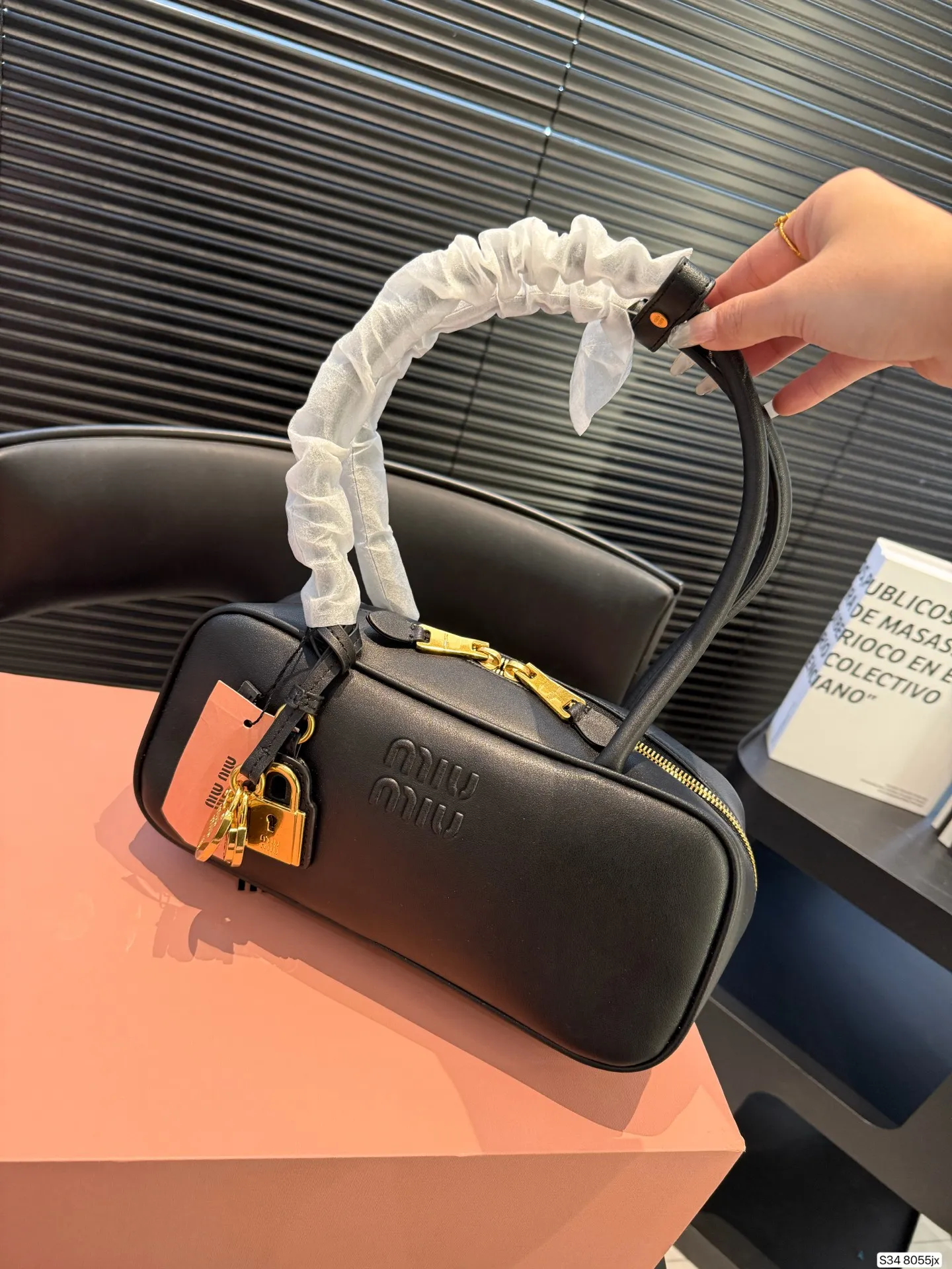 P220配折叠盒子 MIUMIU 保龄球手提包 轻轻松松高级感 包包手感巨好容量也很不赖 简单却又不失华丽 不要觉得会炸眼太高调了什么的 根本不会! 在你的精简穿搭上简直就是点睛之笔 尺寸:27 12货号8055