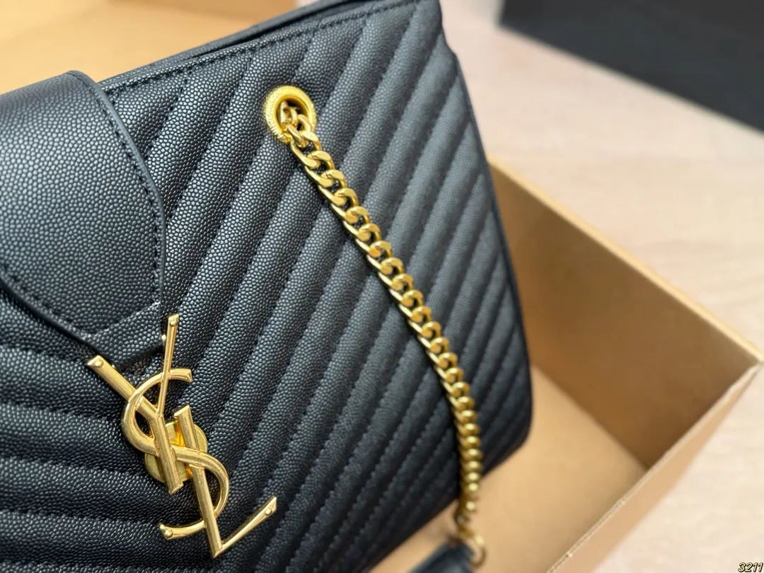 ¥145飞机盒 圣罗兰YSL 托特包链条包 精致美丽 高级优雅 很好驾驭,不挑衣服,不挑季节 一年四季都可,可盐可甜 高个子小姐姐背,气质御姐范 小个子的小姐姐背,甜甜女孩一枚 尺寸34 24