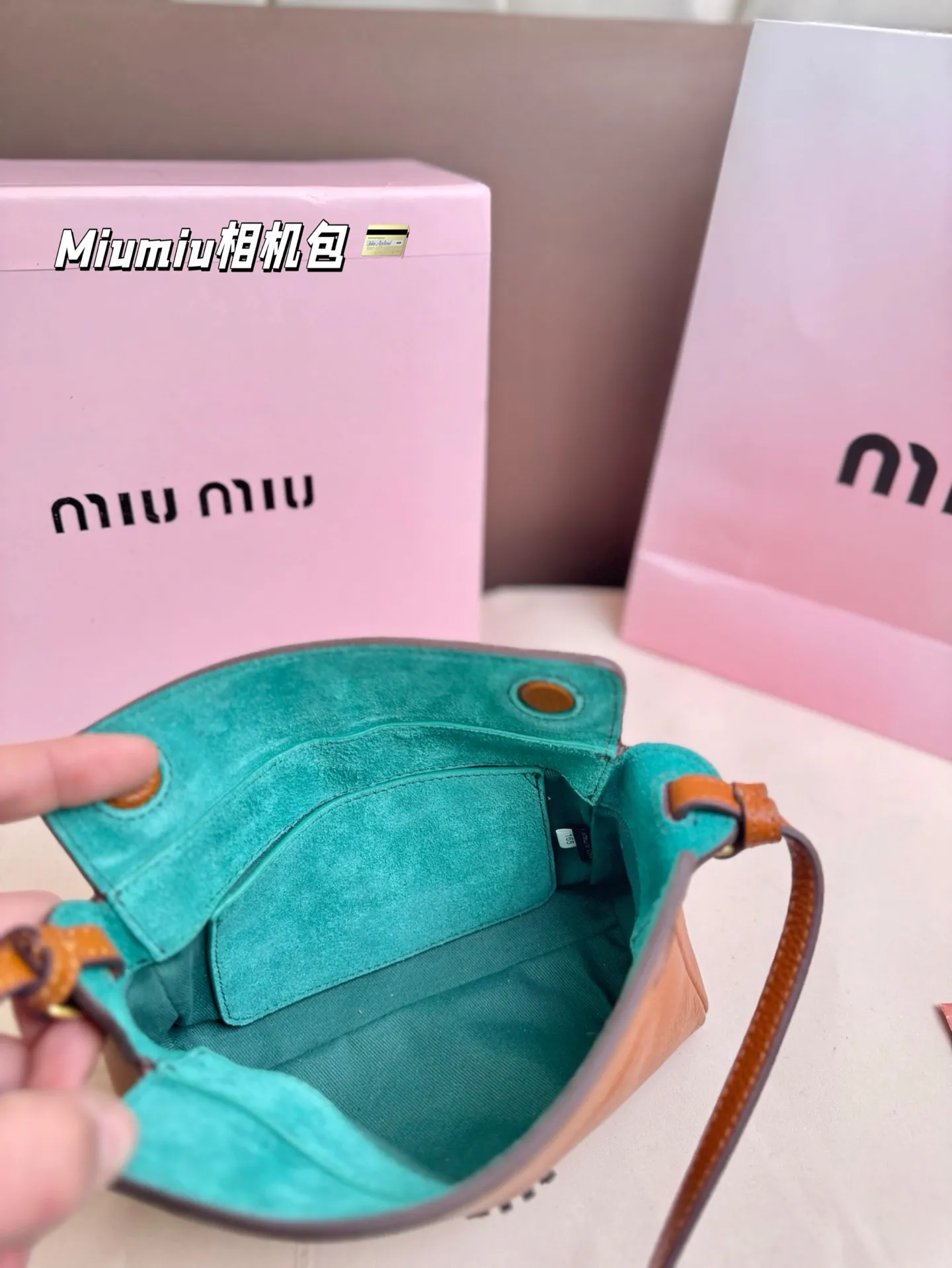 P225（牛皮） 尺寸18*10 Miumiu相机包太可爱啦！ 手感好柔软太适合秋冬了 方形设计简约低调又高级～ 日常手机 粉饼 钥匙.. 都能收纳～ 肩带可随意调节，时髦感十足～