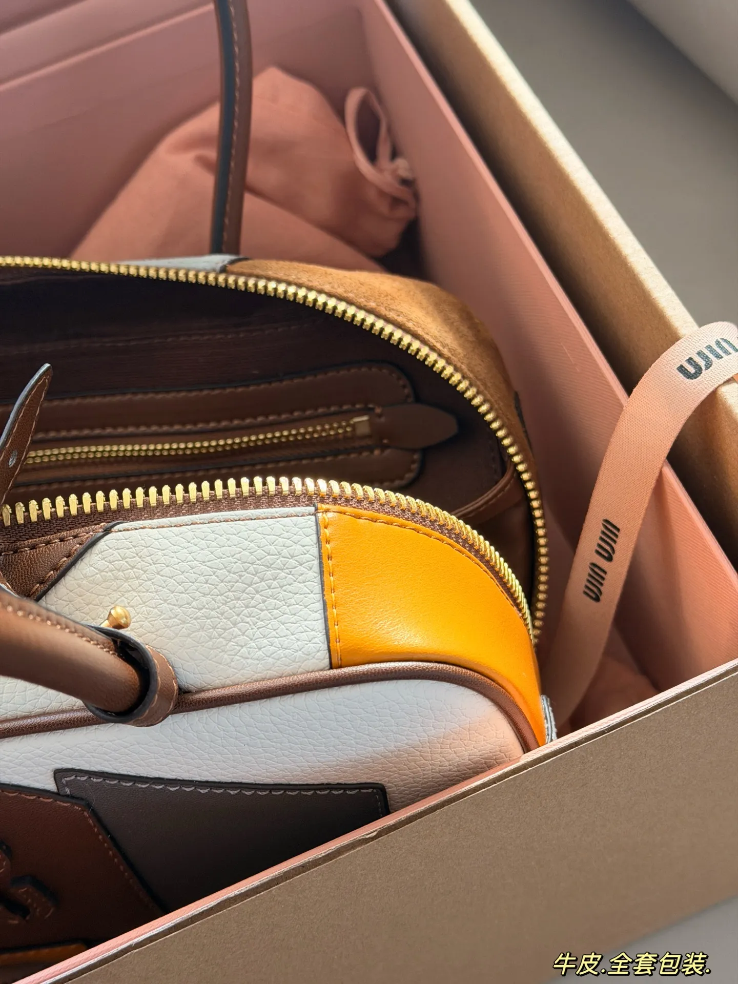 💰320 配盒 size:28*15cm miumiu保龄球/公文包 Miu又来抢钱了新款腋下公文包 来咯 ! 背起来都很nice 哦 可手拎也可斜挎! 出场就是miumiu小公主!