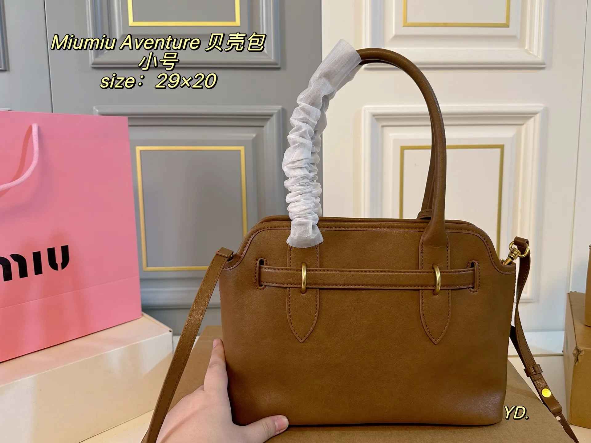 P230小号（无盒） size：29&times;20小号 MiuMiu缪缪新款Aventure24贝壳包 💕 皮质有种做旧年代感 复古感满满 自重轻，设计感强，洋气时髦 超大空间，又高级又能装‼️