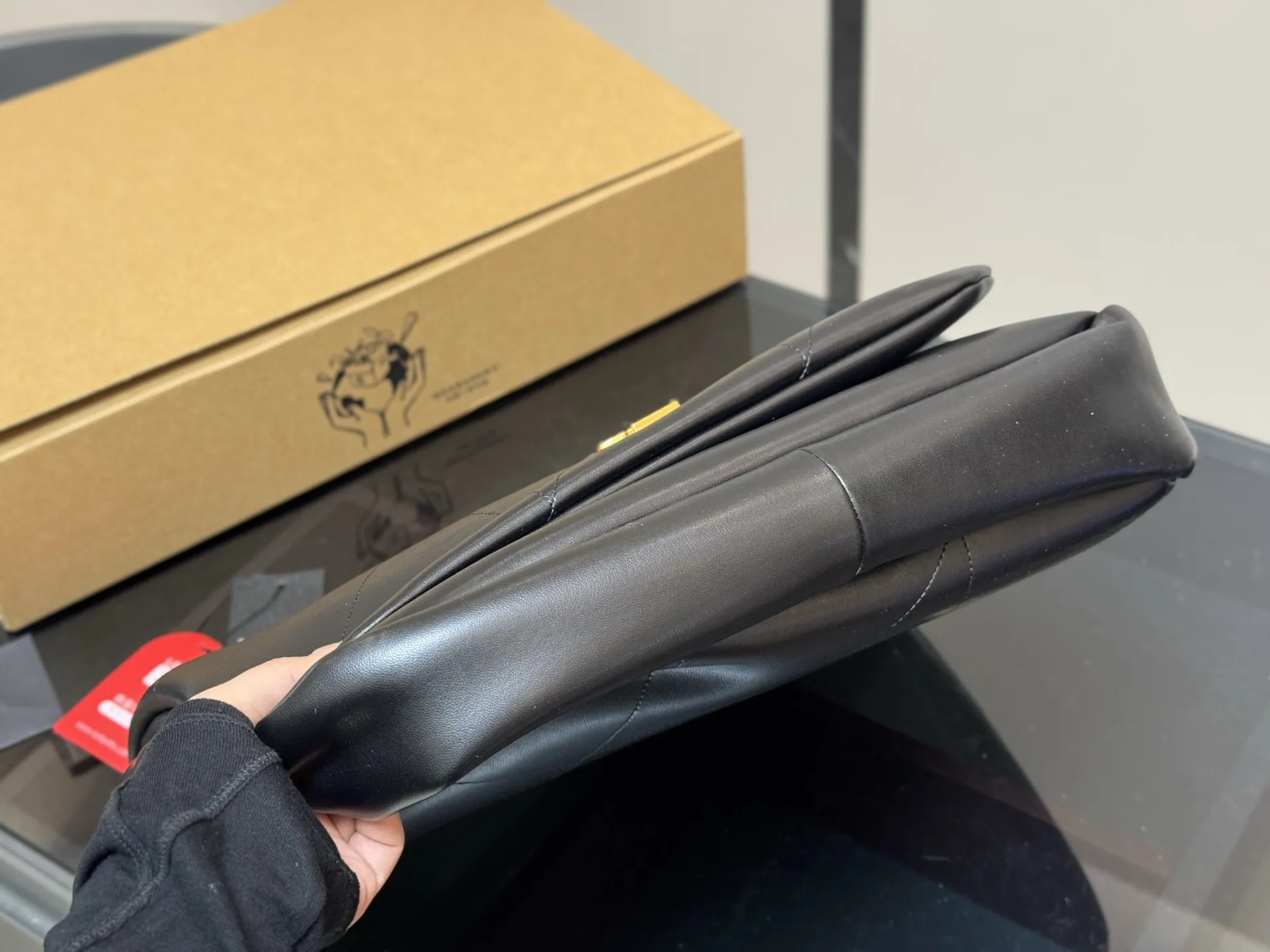 &yen;220 配盒 SAINT LAURENT|新款 链条包百Jamie」 圣罗兰新款大包JAMIE,你的时尚救星来了!」超细腻羊皮纹 手感舒适且耐用。 珠宝级工艺金属链条， 细节处的精致让你的品位更 上一层楼。 说慵懒松弛的设计，让你轻松驾驭各种场合，既有范又显气质。 由这款包包不仅日常实用，更是展现你的时尚态度! 40.30cm