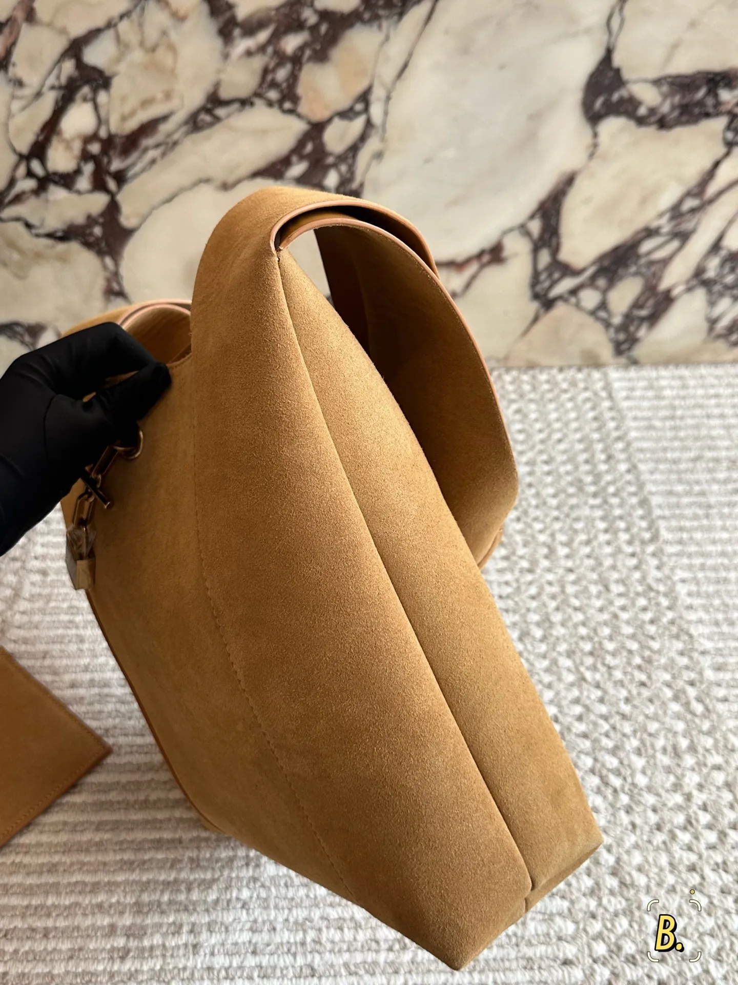 小号💰220 牛皮 size： 28 30cm YSL圣罗兰| 新款 不要太好看辣!!!! 可以单肩背~手提 皮质细腻又舒服！