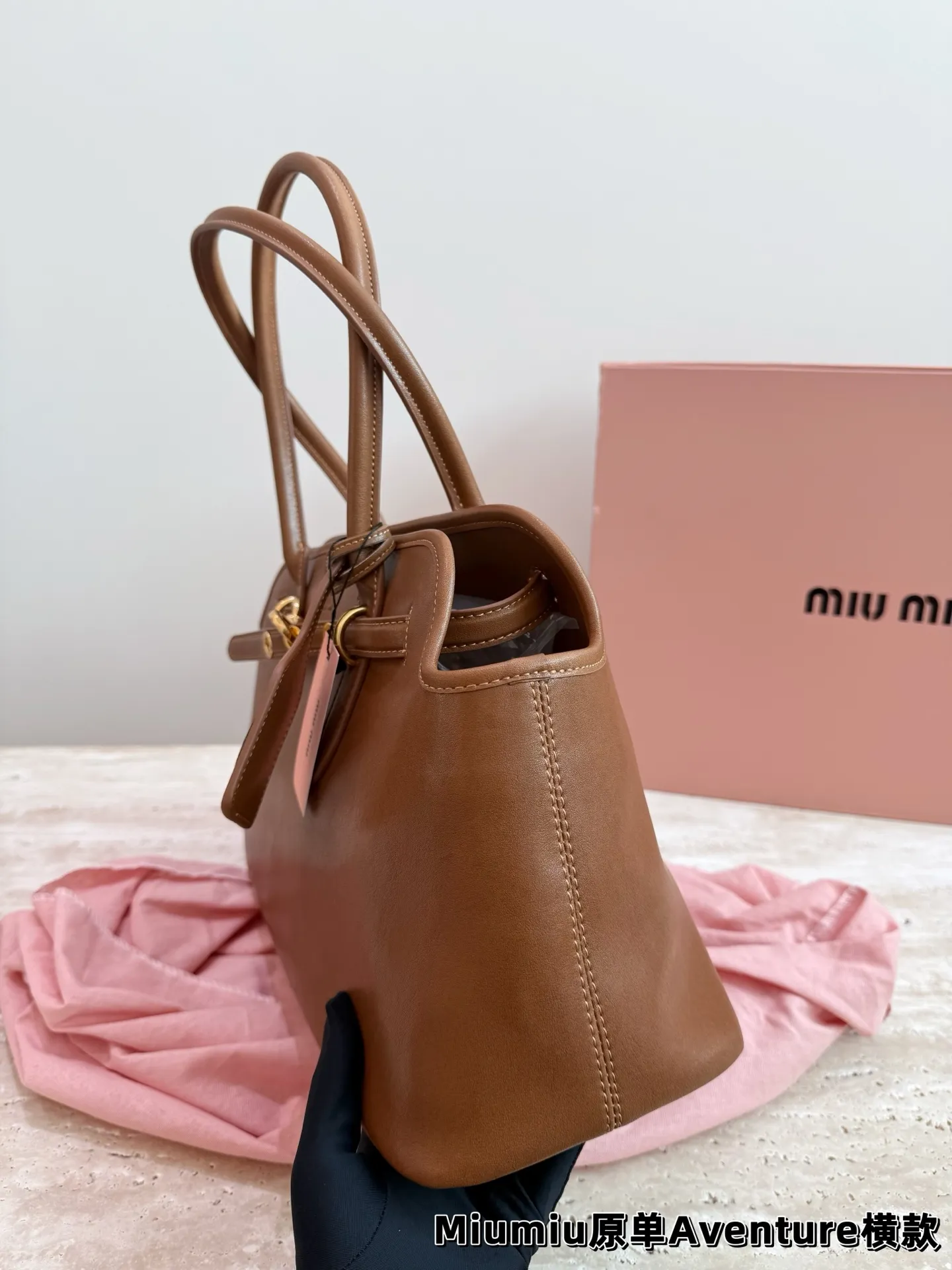 P240 miumiu复古Aventure系列贝壳包 Aventure系列贝壳手提/斜挎包.上线啦! 24ss最流行款式,做旧褪色感的皮革颜色与质地,配上金属皮带搭扣高级又复古,采用小牛皮制作的包身设计精致,方正复古的造型 手提腋下斜挎包随意切换! 优雅通勤超好穿快快加入miu女孩吧! 尺寸:超大号46*23cm复古包#牛皮包包