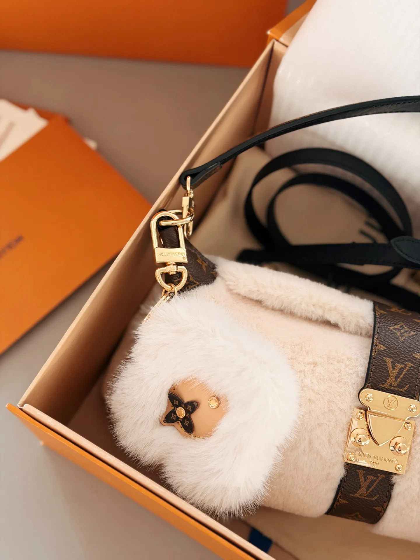 💰 180配盒 赠送挂件哦！ size：21.5*12cm L家 新款MIA饺子包 小小饭盒包拿捏 奶呼呼的毛绒包 摸起来像抱着一团云朵， 老花皮拼接+金属扣设计复古又高级 还有可爱的花朵挂饰加持 冬天背它出门，保暖又吸睛哦！