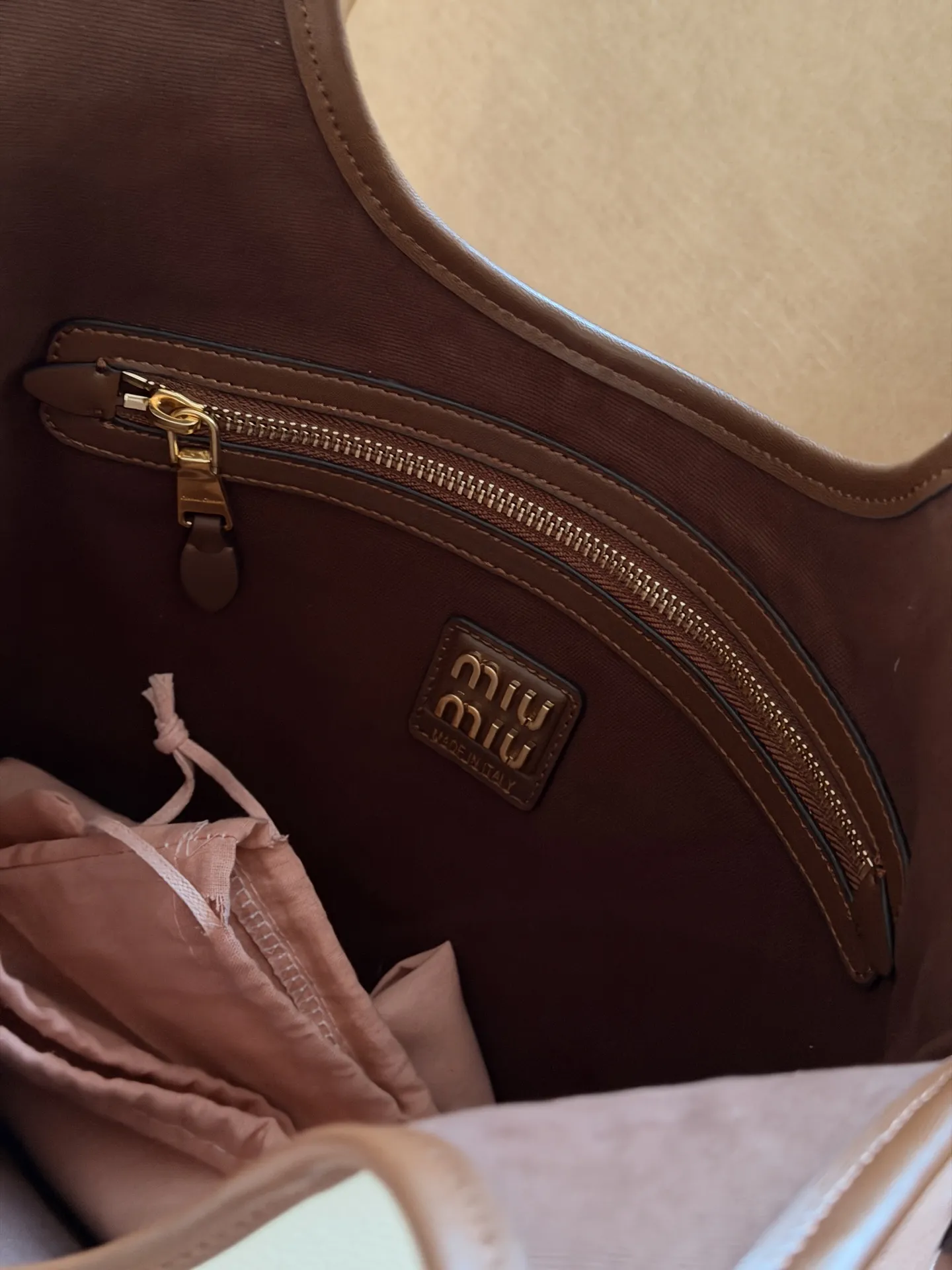 💰 275 配全套包装 size:33*30cm MiuMiu拼皮家族又来新配色啦 可爱的Miumiu ivy 复古麂皮牛皮拼皮 秋冬文艺感叠穿秘诀 谁还没爱上Miu Miu 软糯麂皮质感超nice! 有种谁背都是萌萌的既视感hahaha~ 牛仔牛皮皮质哦!